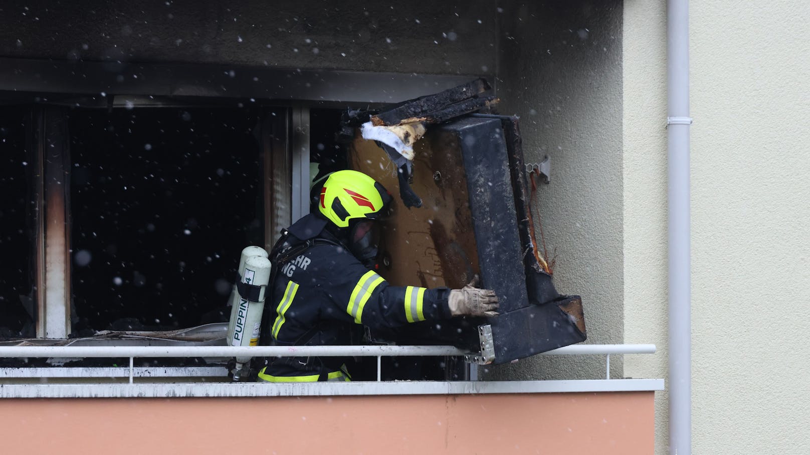 Sofa geht in Flammen auf, dann brennt ganze Wohnung