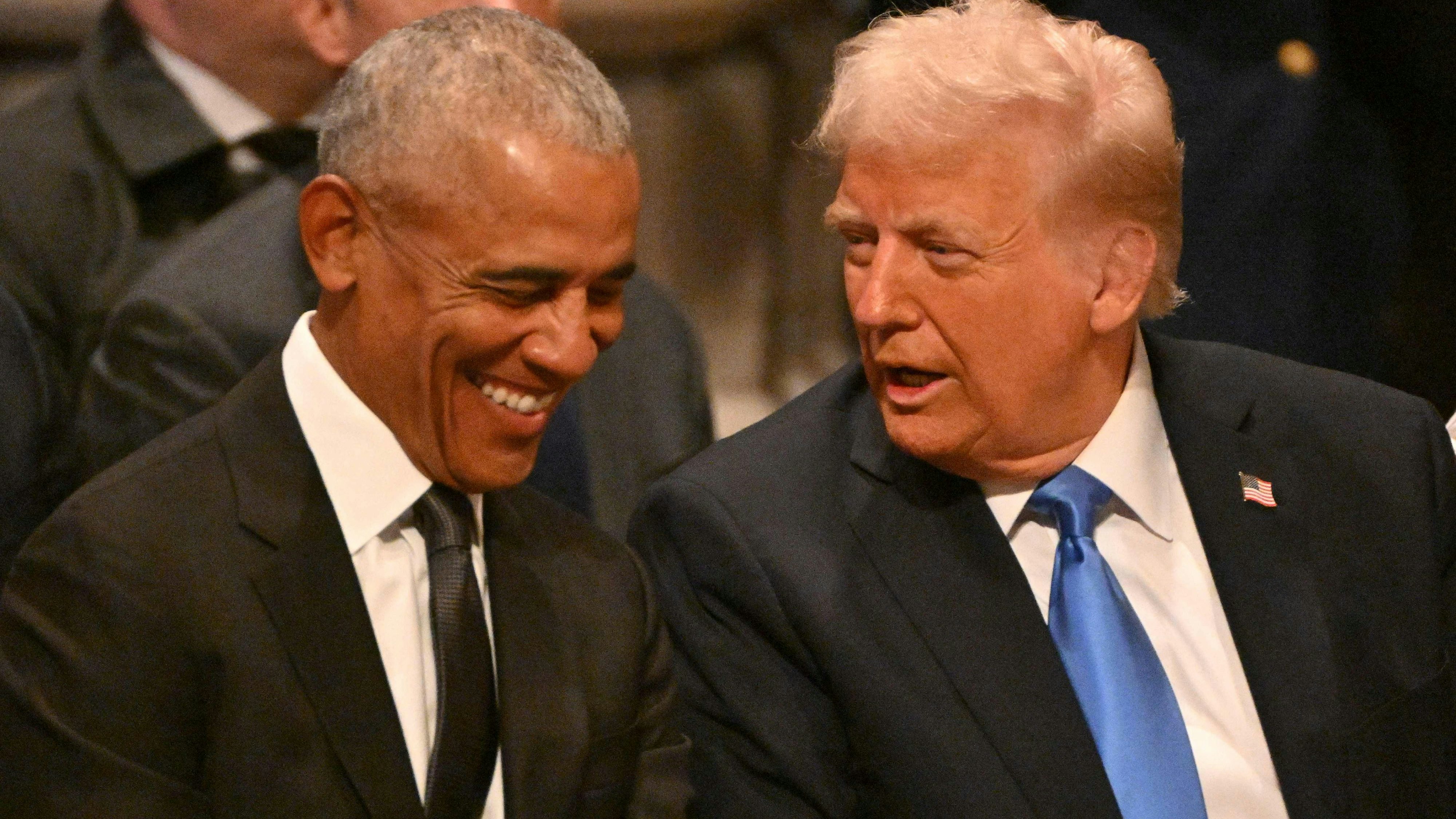 Download von www.picturedesk.com am 10.01.2025 (13:38).  TOPSHOT - Former US President Barack Obama speaks with President-elect Donald Trump before the State Funeral Service for former US President Jimmy Carter at the Washington National Cathedral in Washington, DC, on January 9, 2025. (Photo by ROBERTO SCHMIDT / AFP) - 20250109_PD5031 - Rechteinfo: Rights Managed (RM) Nur für redaktionelle Nutzung! Werbliche Nutzung erfordert Freigabe: bitte schicken Sie uns eine Anfrage.