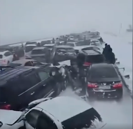 In Kasachstan kam es zu einer Massenkarambolage mit fast 100 Autos aufgrund heftigen Schneefalls.