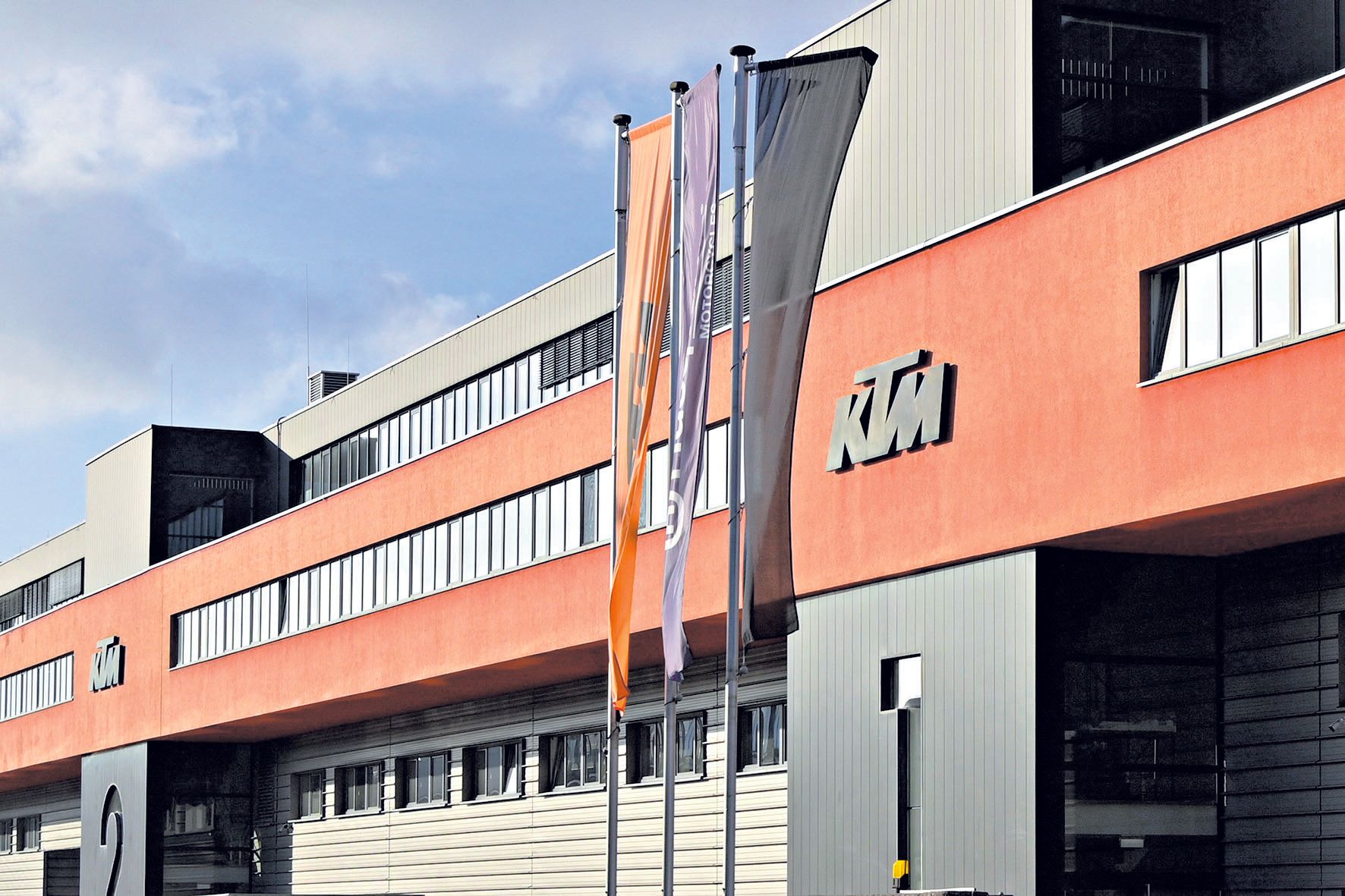 Auf Social Media verbreiten sich immer mehr Schmählieder, gerichtet an KTM und CEO Stefan Pierer. Im Bild: das KTM Hauptwerk in Mattighofen.