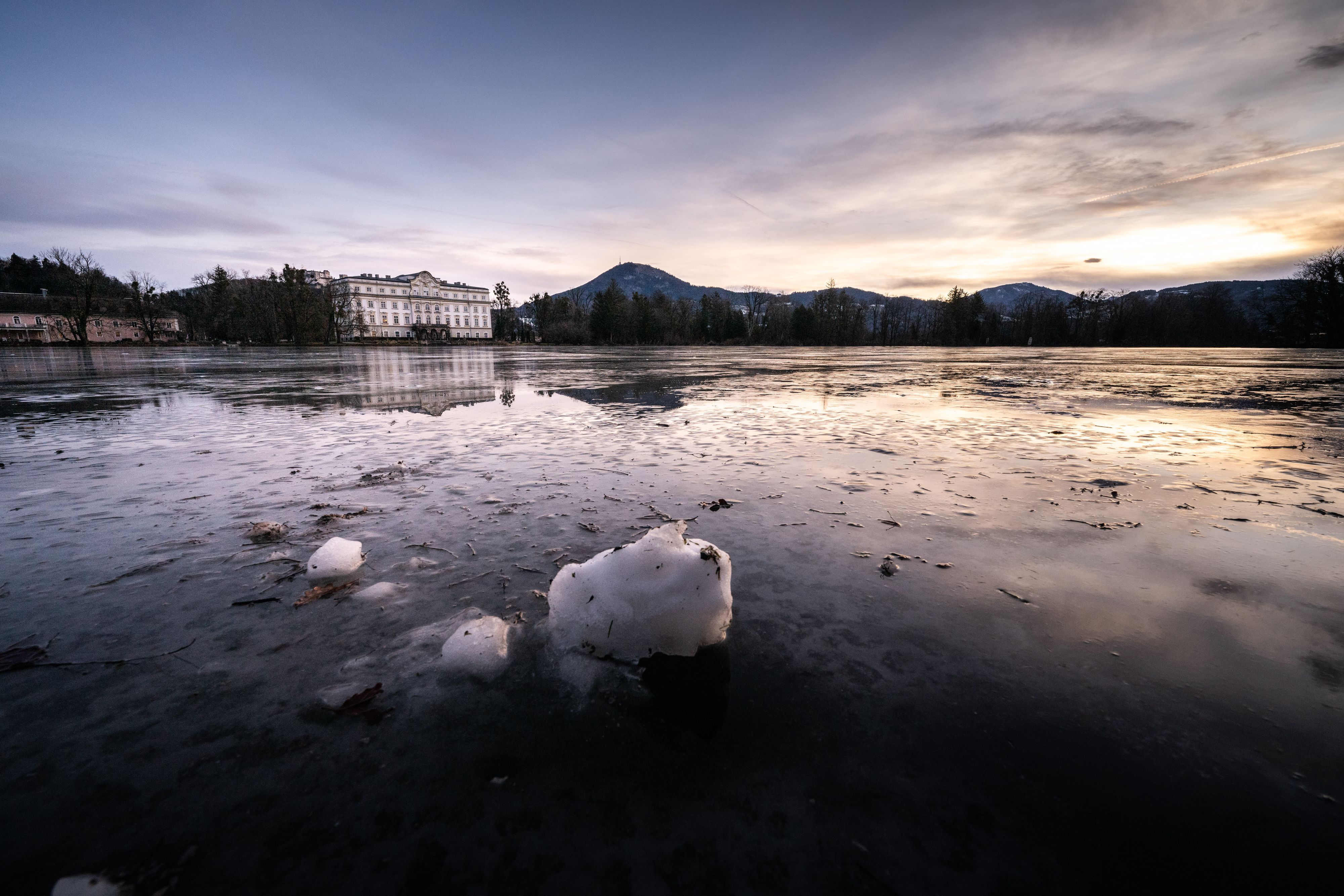 Die Eisfläche des Leopoldskroner Weiher Anfang 2025.
