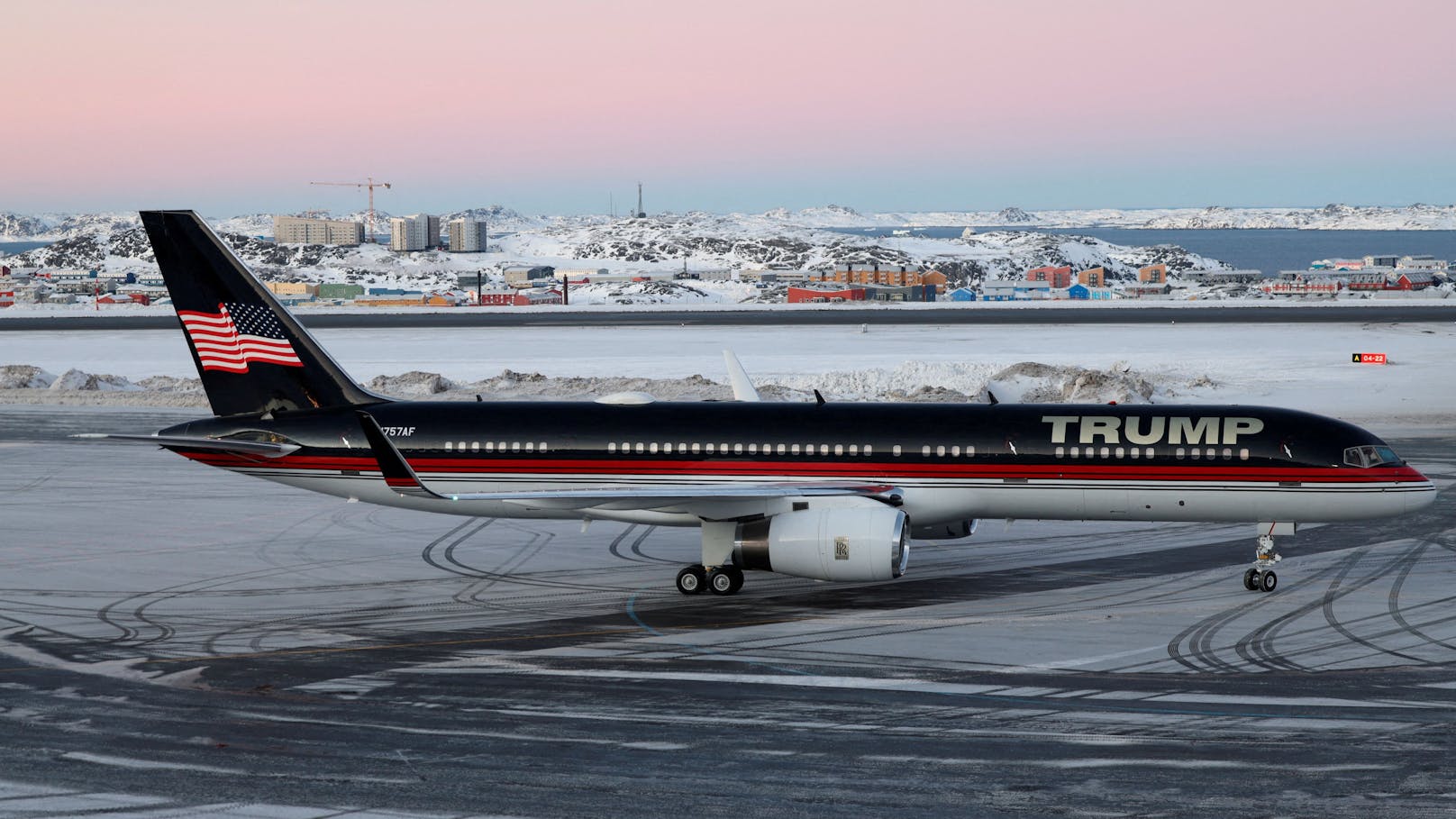 Hier kommt Donald Trump Jr., der Sohn des wiedergewählten US-Präsidenten zum Besuch in Grönland eingeflogen.