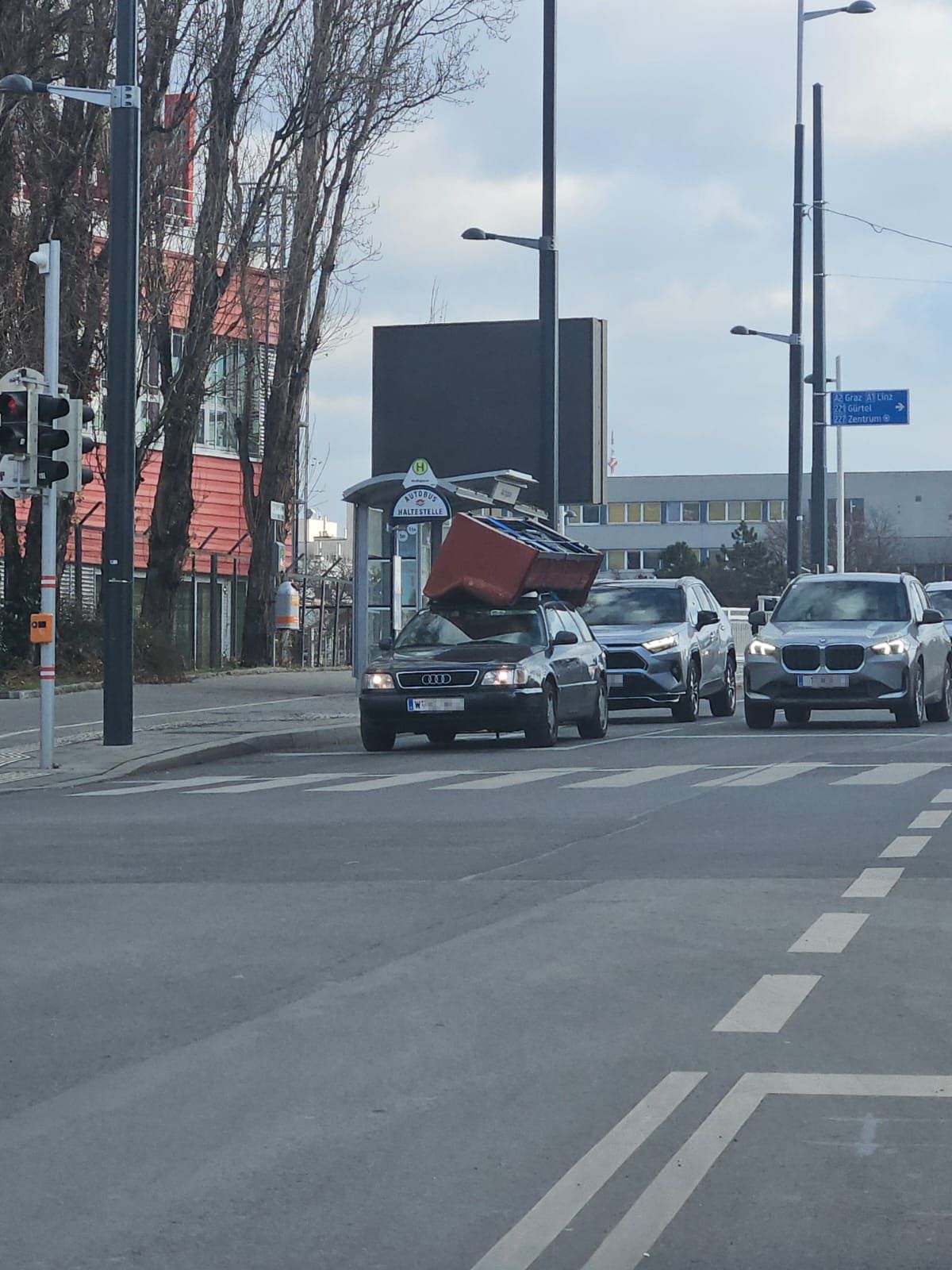 Waghalsiger Transport: Audi-Fahrer sorgt in Wien für Lacher.