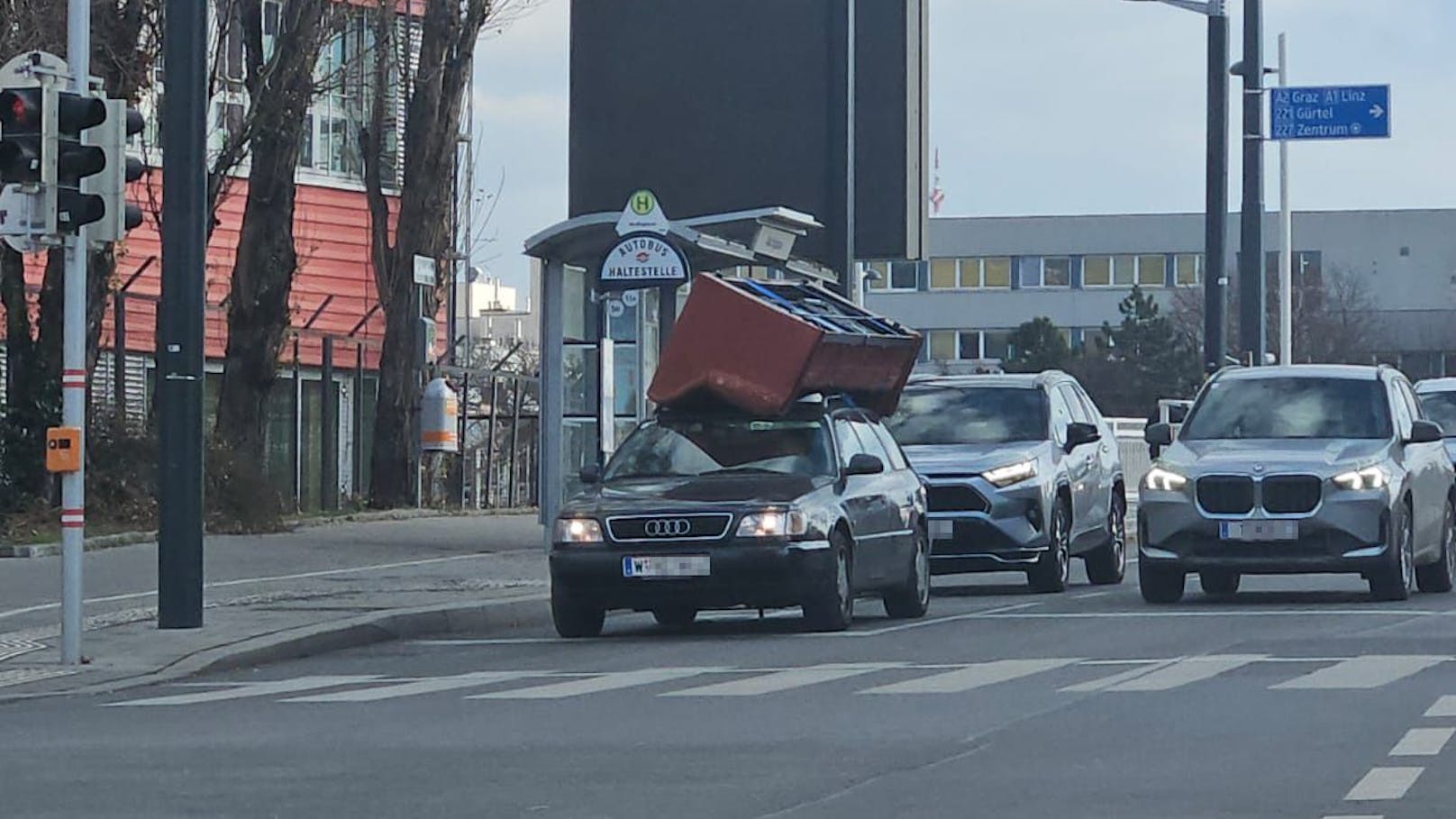 11.01.2025: <a data-li-document-ref="120082873" href="https://www.heute.at/s/audi-fahrer-montiert-sofa-am-dach-und-faehrt-durch-wien-120082873">Audi-Fahrer montiert Sofa am Dach und fährt durch Wien</a>