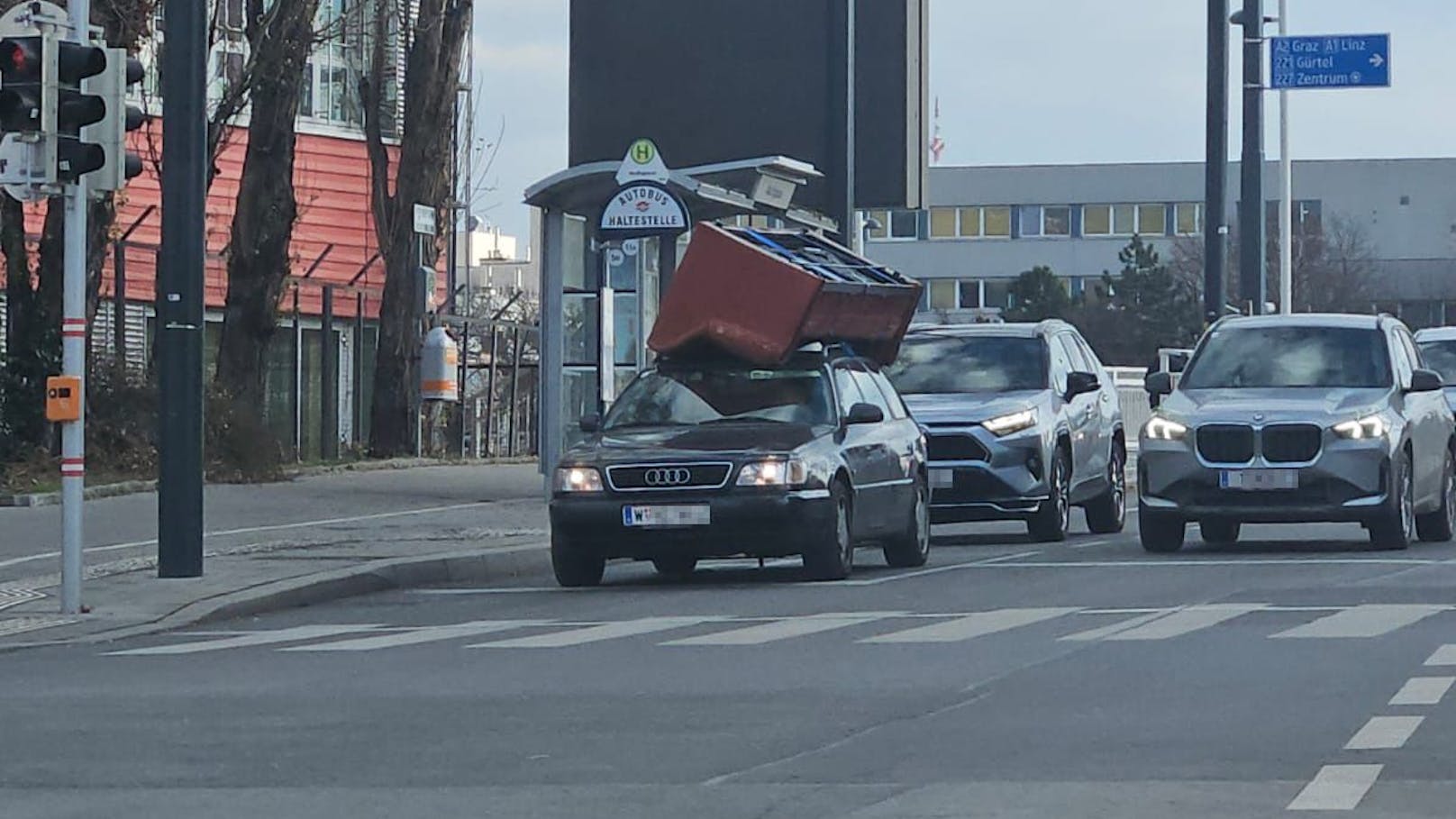 Audi-Fahrer montiert Sofa am Dach und fährt durch Wien