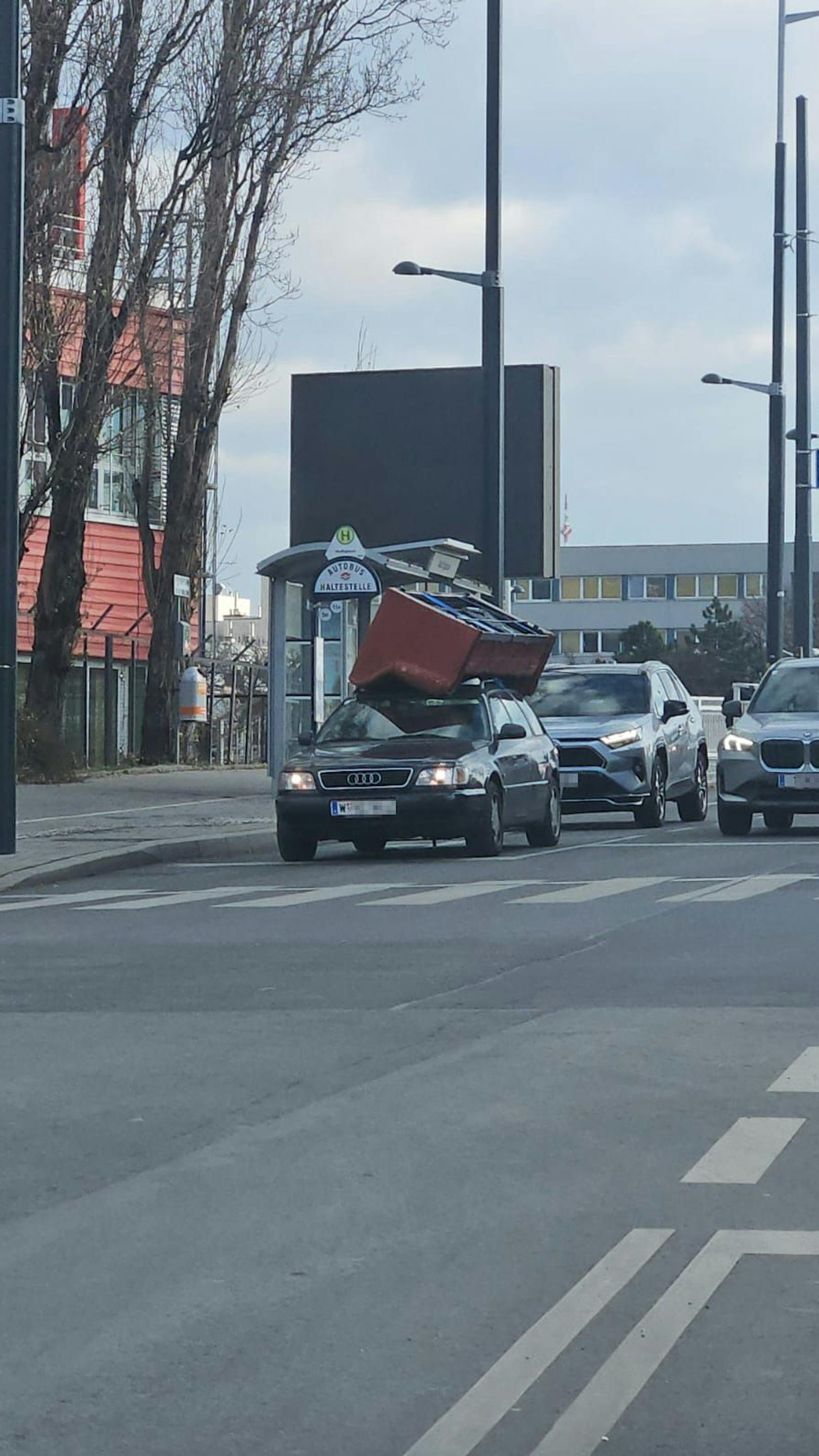 Audi-Fahrer montiert Sofa am Dach und fährt durch Wien