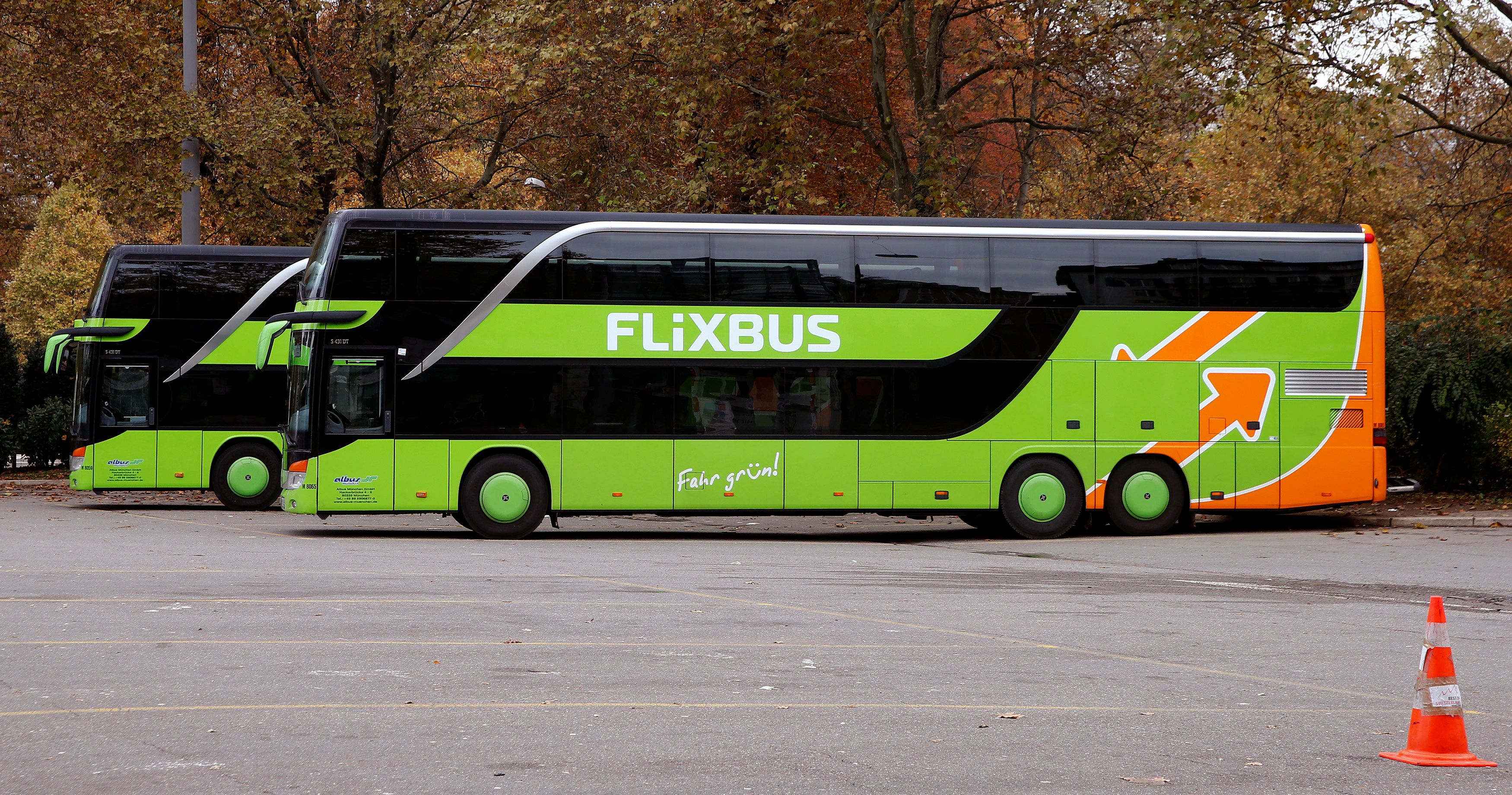Ein Flixbus kippte beim Abfahren von der Autobahn um. (Symbolbild)