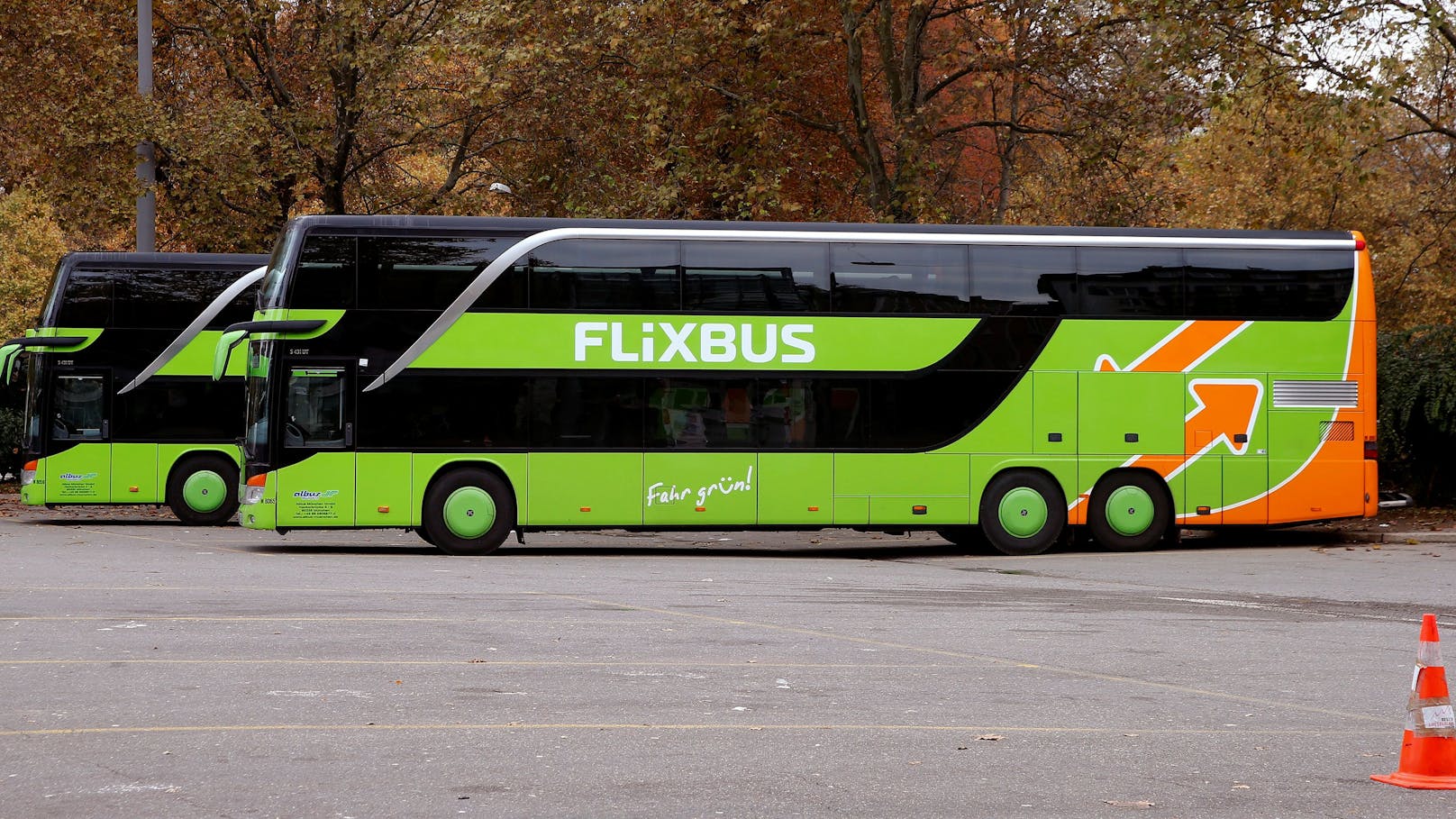 2 Passagiere tot – Flixbus kippt auf Autobahn um