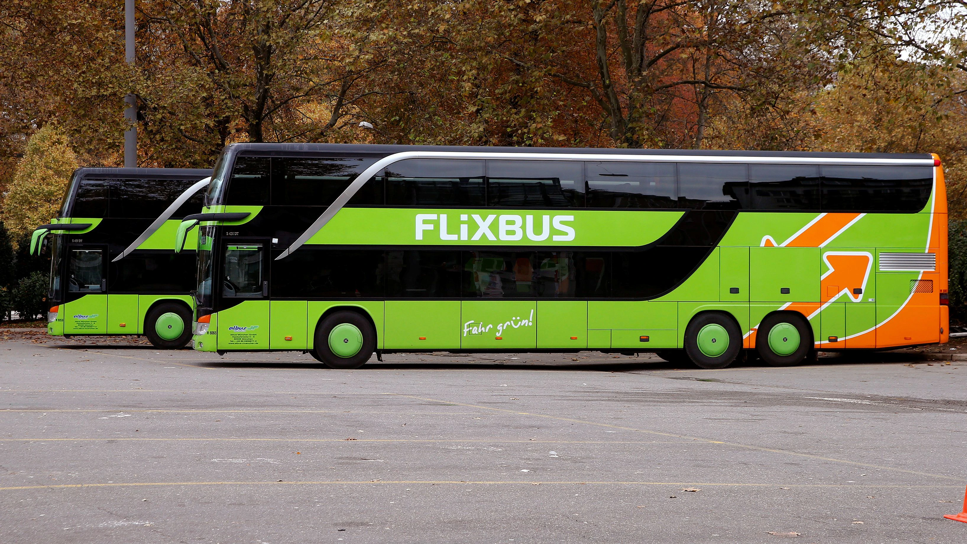 Ein Flixbus kippte beim Abfahren von der Autobahn um. (Symbolbild)