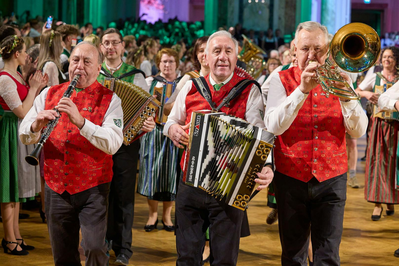 Impressionen des 125. Steirerballs: Die legendären Stoakogler beim Einzug in den Festsaal der Wiener Hofburg