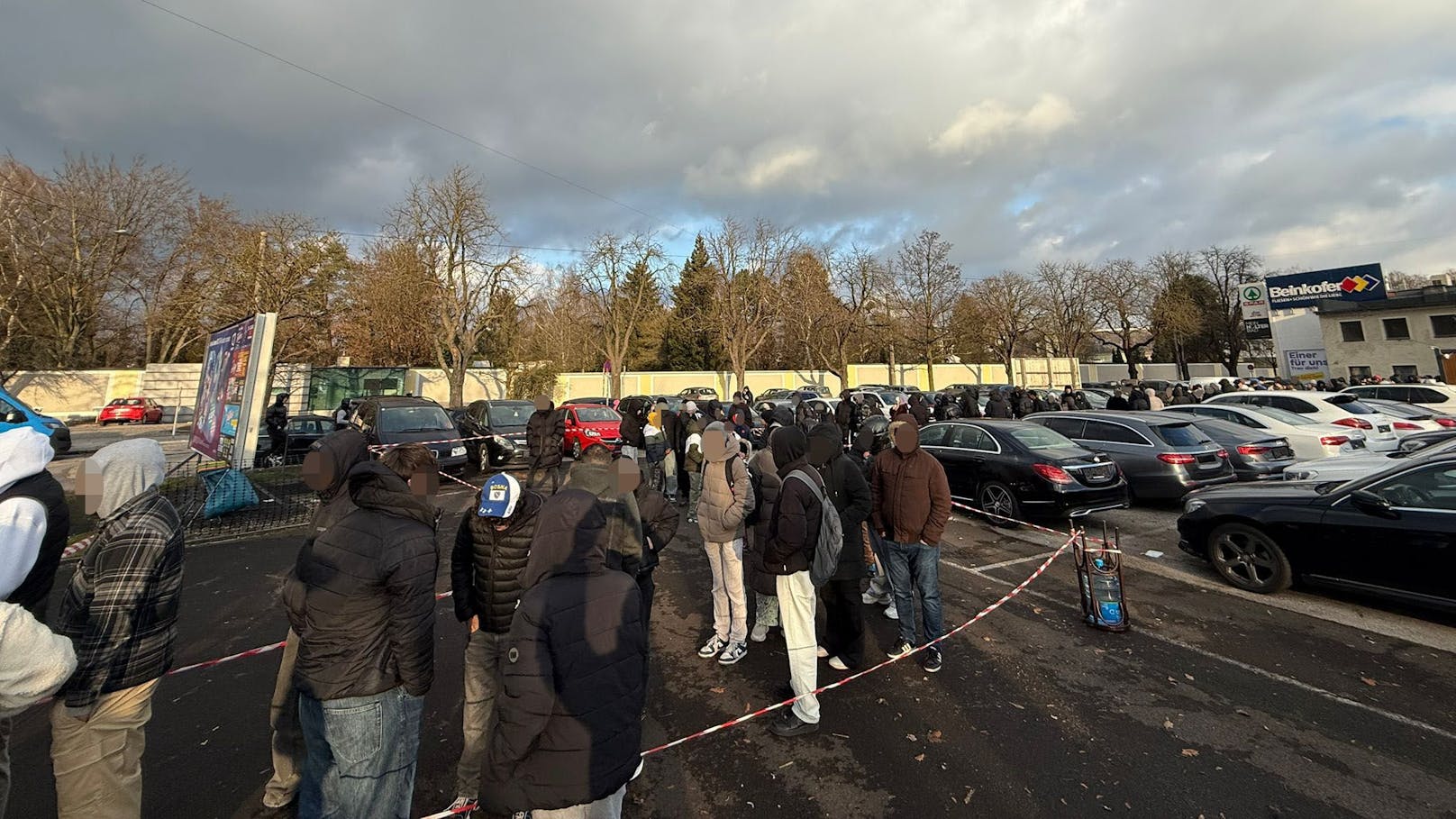 Meterlange Schlange: Der Andrang zur Eröffnung konnte sich sehen lassen.