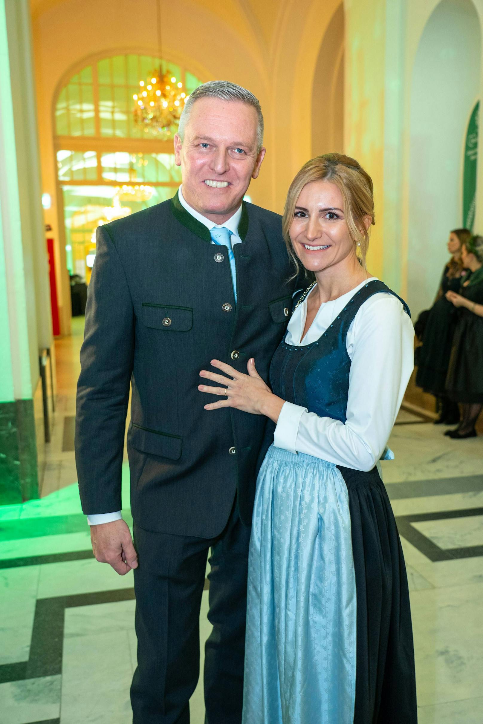 Impressionen des 125. Steirerballs: 
Mario Kunasek mit Ehefrau Sabrina