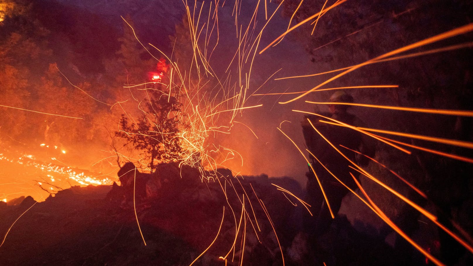 Jetzt bilden sich Feuertornados in den Hollywood Hills