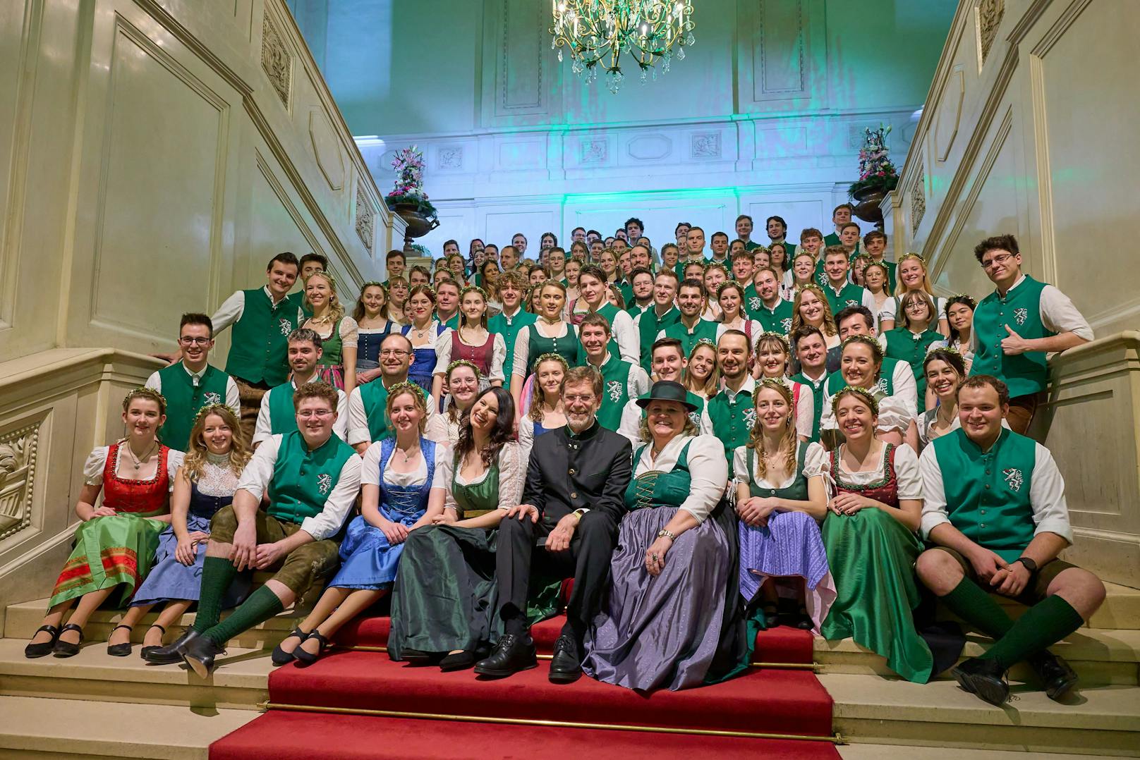 Impressionen des 125. Steirerballs: Tanzlehrerin Claudia Eichler (mit Hut) und Andrea Zakostelsky mit dem Jungdamen- und Jungherrenkomitee auf der Feststiege der Hofburg