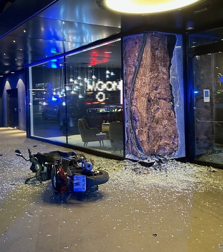 Auf seiner Flucht raste der Mann in die Fassade eines Hotels.