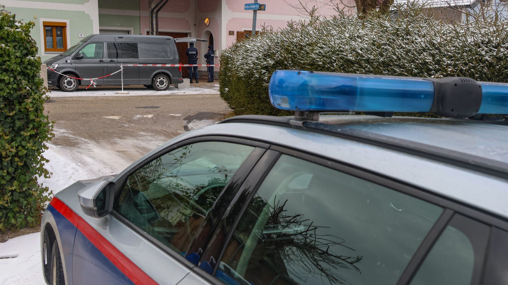 Einsatzkräfte am Haus des Ehepaares in Ebensee: Ein 72-Jähriger hatte hier am 11. Jänner 2025 seine Gattin (62) angeschossen, später wurde er von Cobra-Polizisten tot aufgefunden.