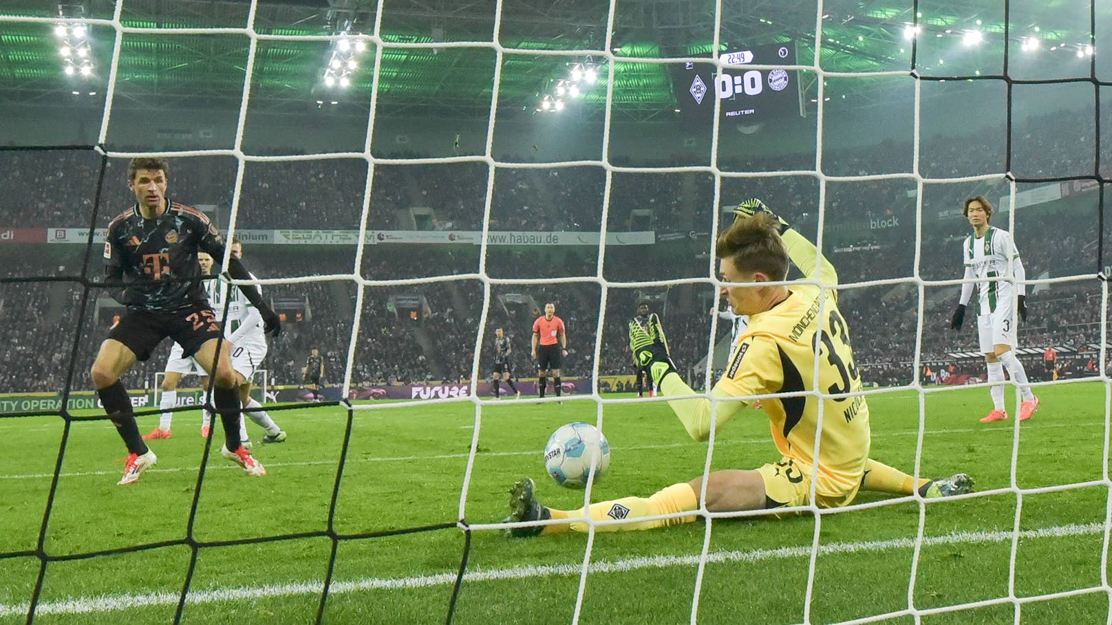 Bayern ringen Gladbach im Schneeregen glanzlos nieder