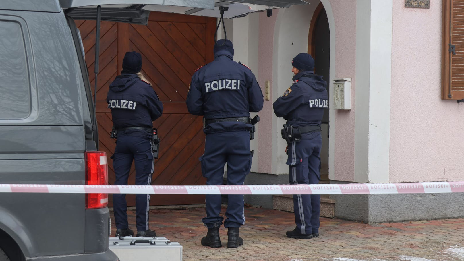 Einsatzkräfte am Haus des Ehepaares in Ebensee: Ein 72-Jähriger hatte hier am 11. Jänner 2025 seine Gattin (62) angeschossen, später wurde er von Cobra-Polizisten tot aufgefunden.