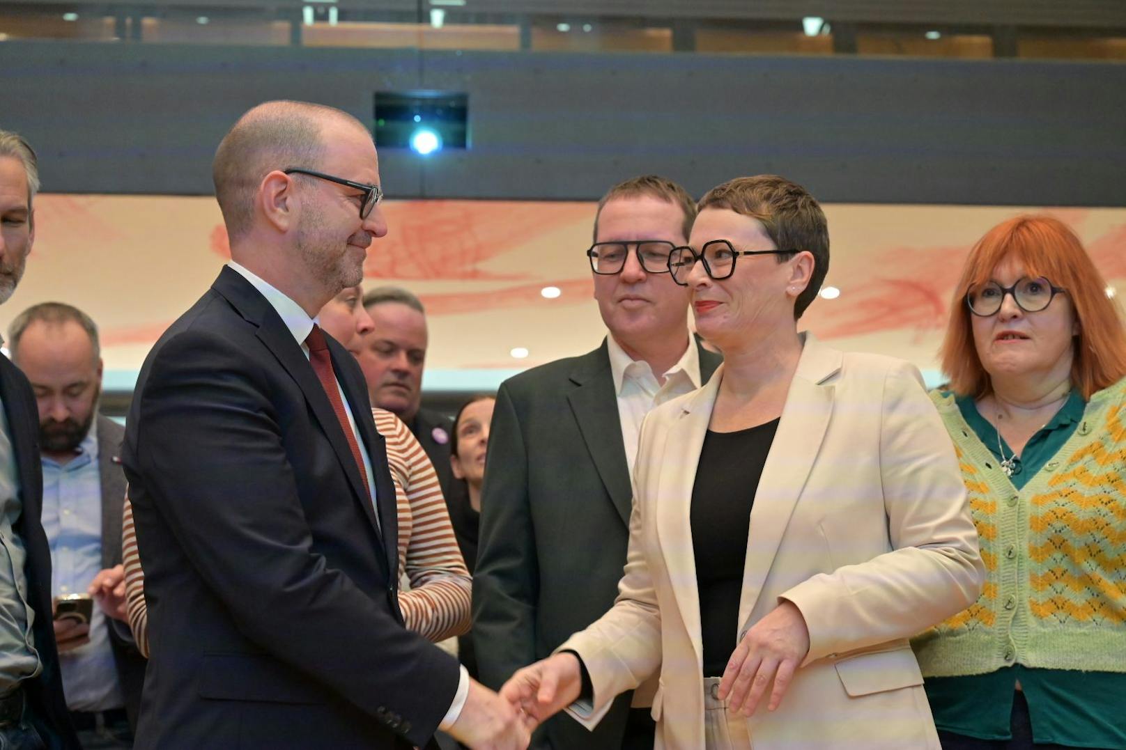 Impressionen vom Wahlfinale im Alten Linzer Rathaus, wo um 16.30 Uhr die erste Hochrechnung präsentiert wurde.