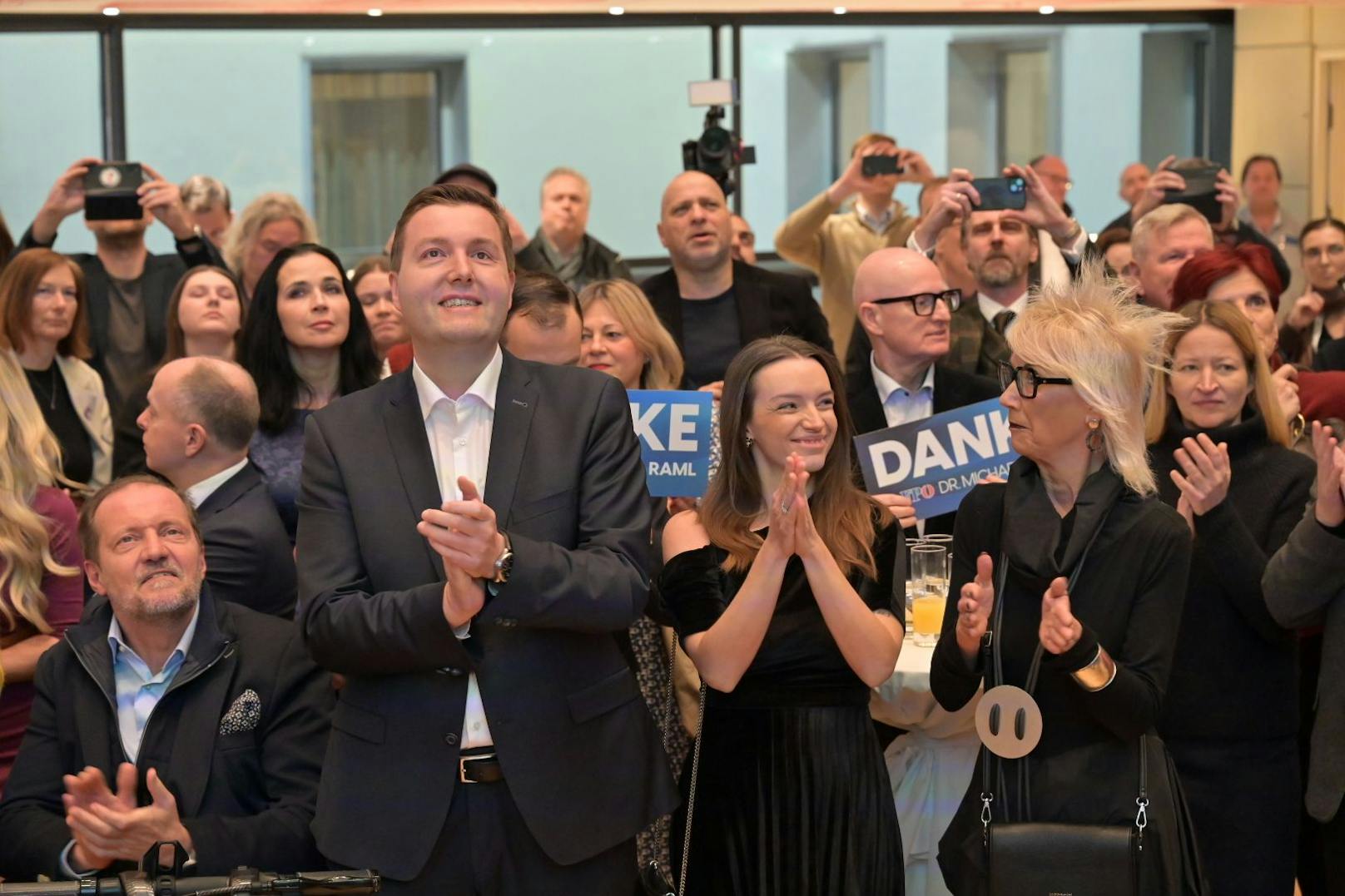 Impressionen vom Wahlfinale im Alten Linzer Rathaus, wo um 16.30 Uhr die erste Hochrechnung präsentiert wurde.