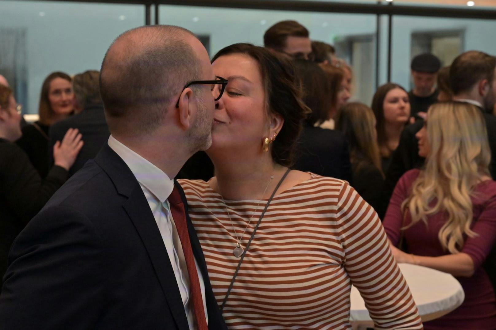 Impressionen vom Wahlfinale im Alten Linzer Rathaus, wo um 16.30 Uhr die erste Hochrechnung präsentiert wurde.