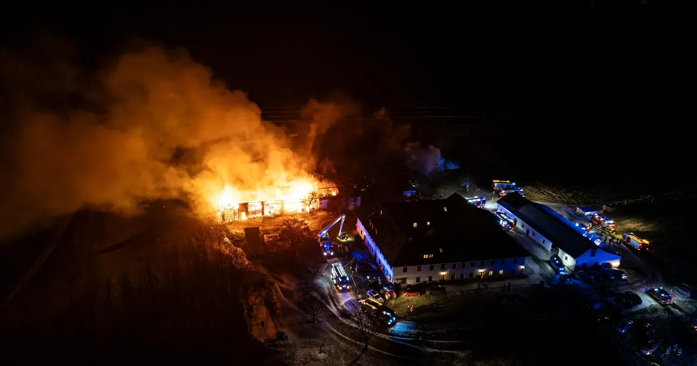 Der nächtliche Großbrand auf einem Bauernhof in Wartberg ob der Aist wurde von 13 Feuerwehren bekämpft