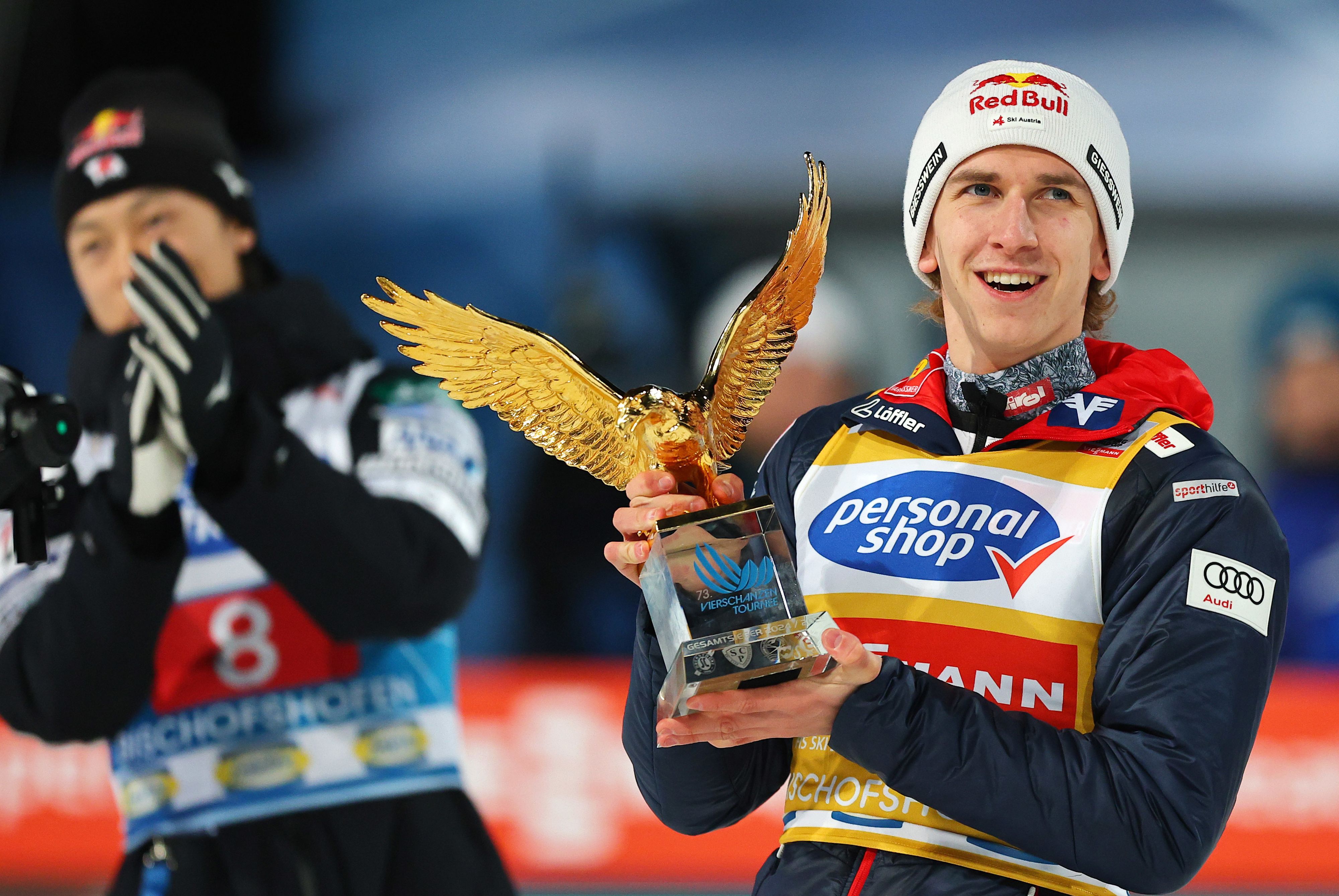 Daniel Tschofenig mit dem Tournee-Adler.