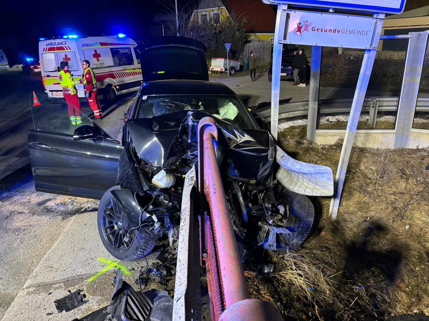 Drei Jugendliche wurden bei dem Unfall verletzt.
