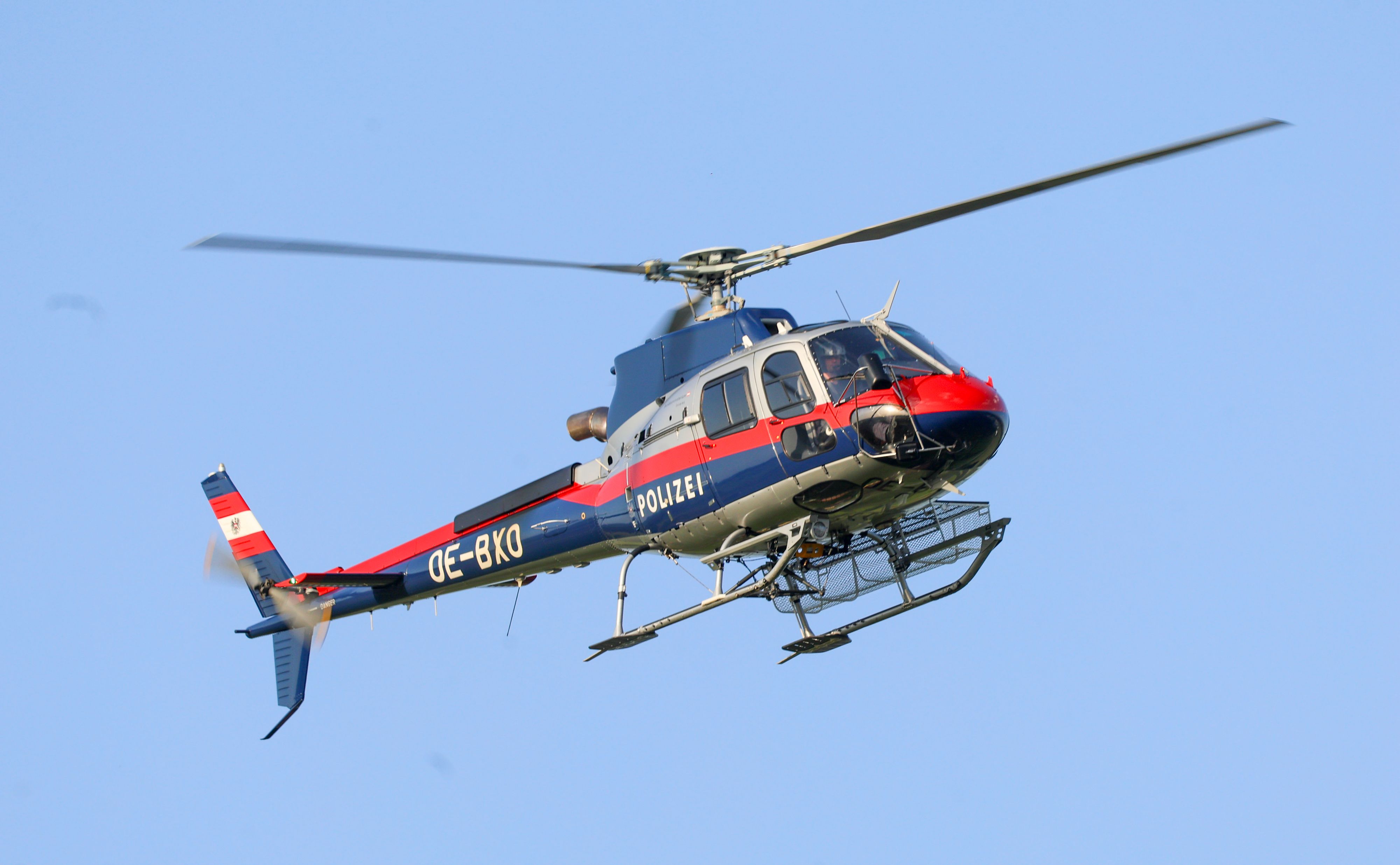 Die Besatzung des Polizeihubschraubers konnte den Mann in alpinem Gelände entdecken. (Symbolbild)