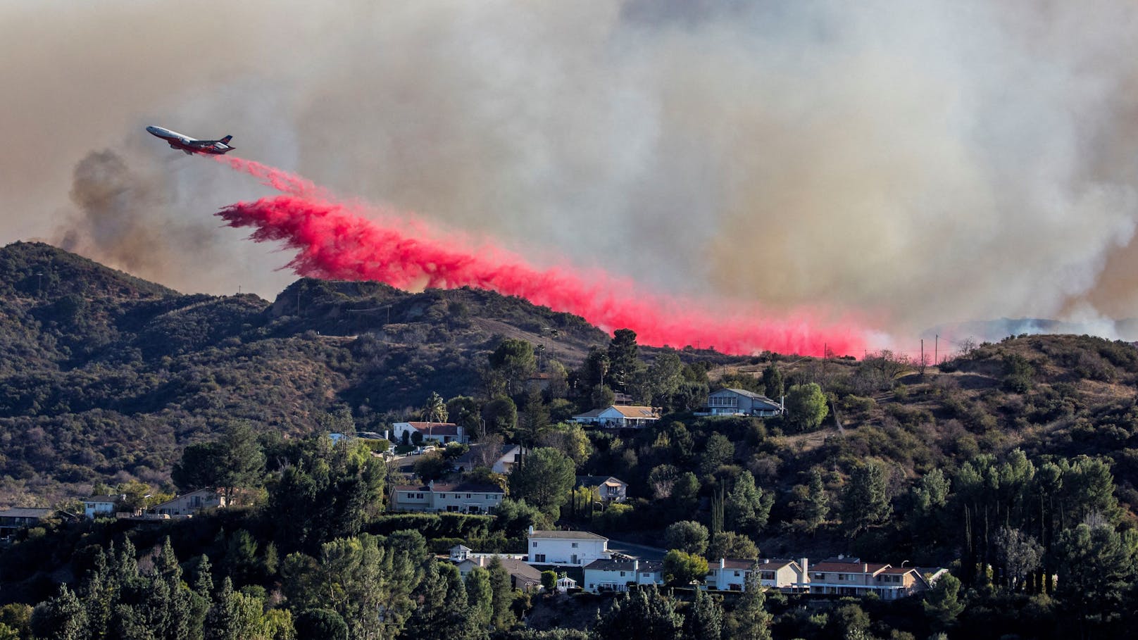 Auch am Samstag bekämpfen Feuerwehrleute noch immer mehrere Brandherde, wie hier das Palisades-Feuer in Los Angeles County.