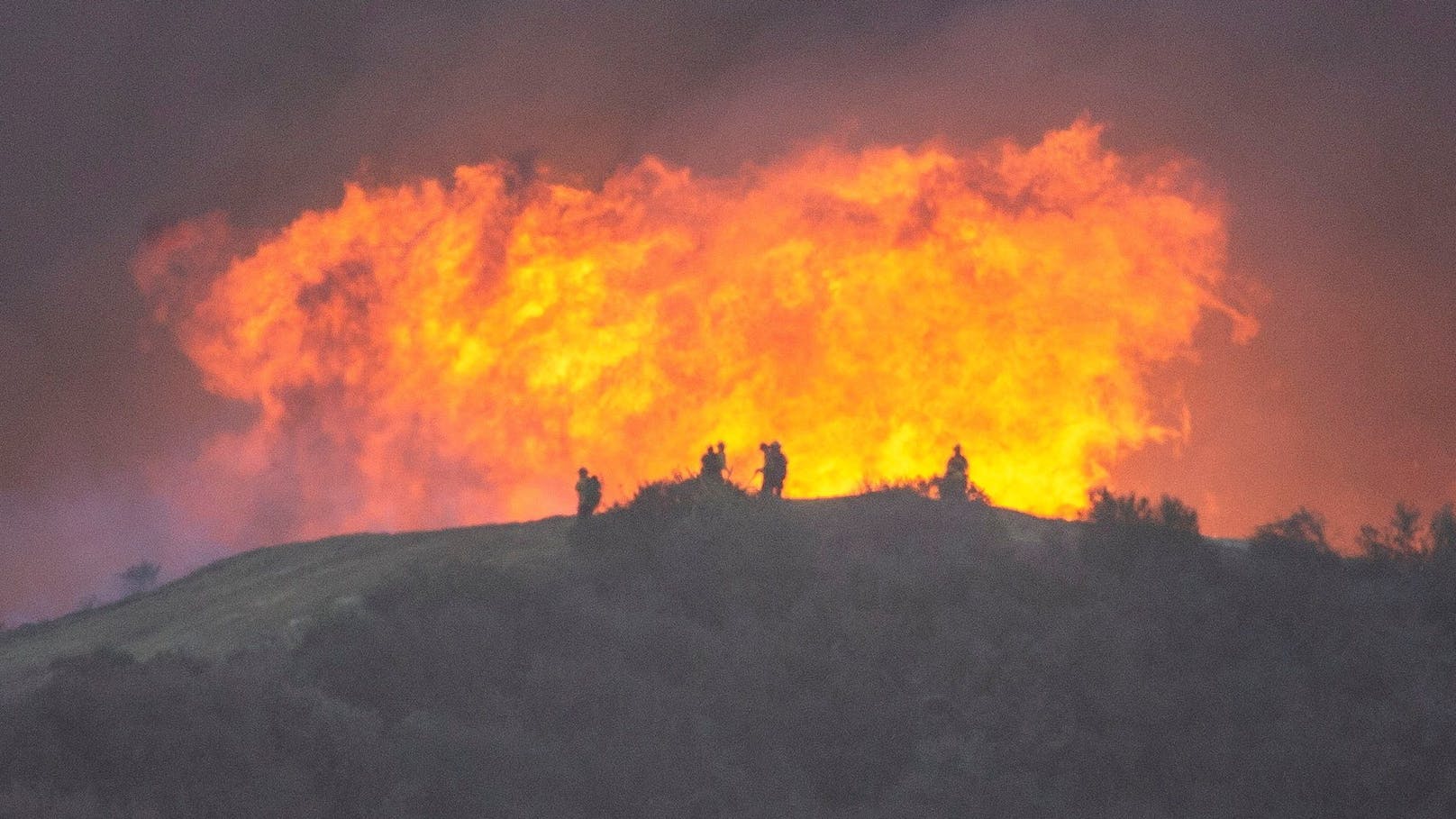 Auch am Samstag bekämpfen Feuerwehrleute noch immer mehrere Brandherde, wie hier das Palisades-Feuer in Los Angeles County.