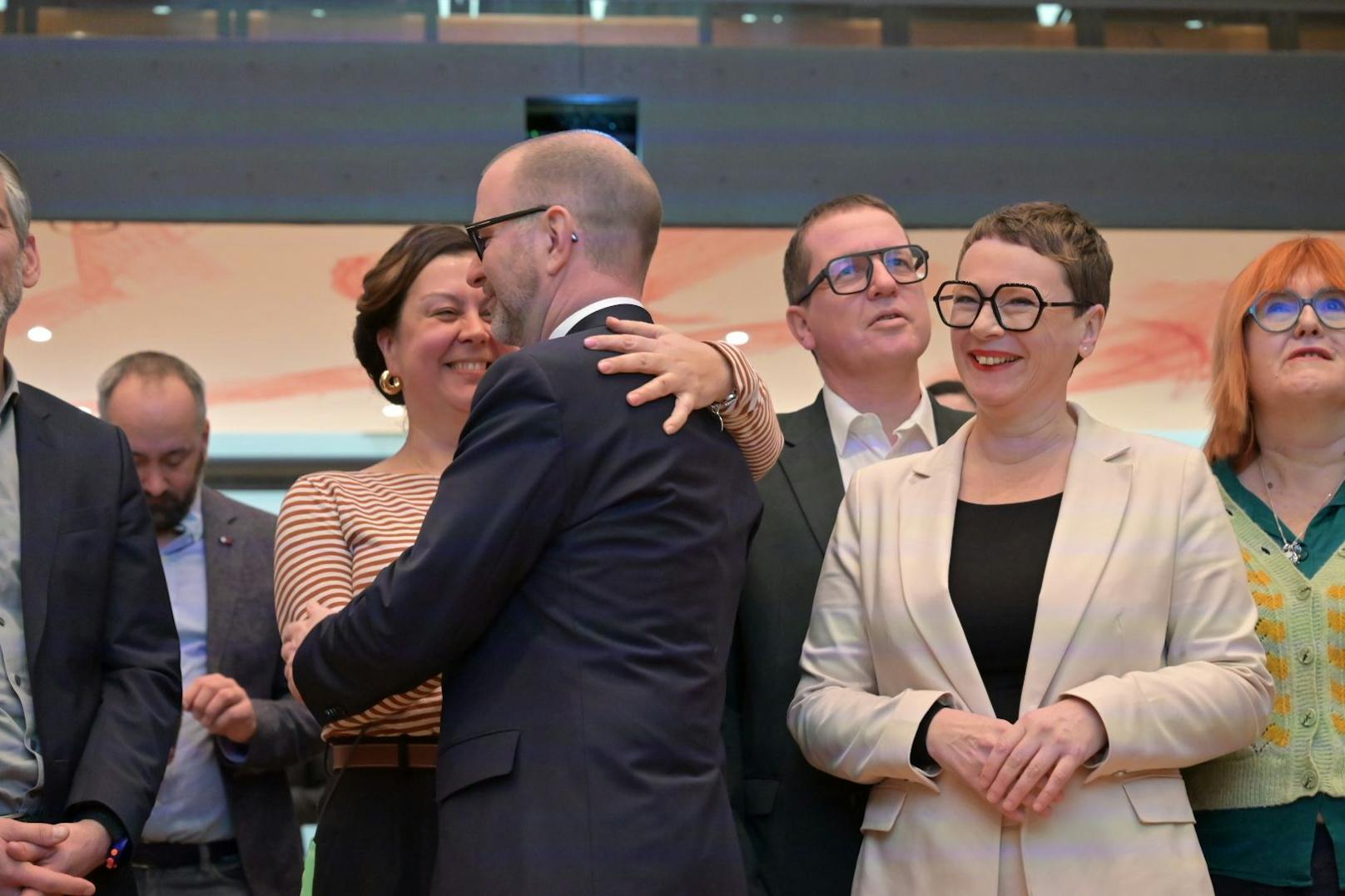 Impressionen vom Wahlfinale im Alten Linzer Rathaus, wo um 16.30 Uhr die erste Hochrechnung präsentiert wurde.