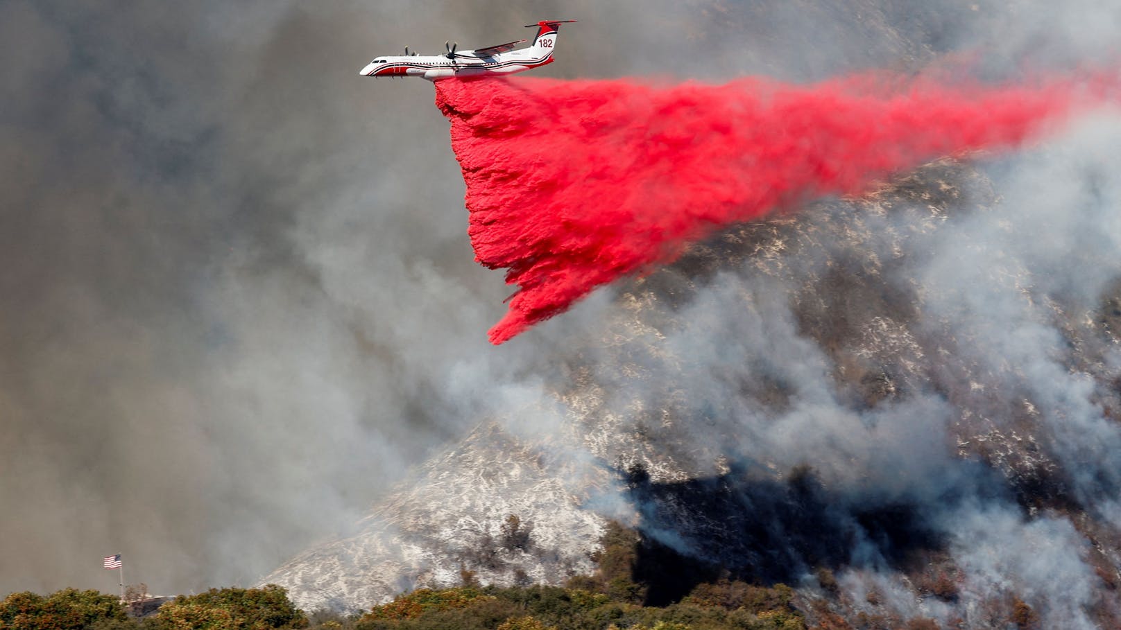 Auch am Samstag bekämpfen Feuerwehrleute noch immer mehrere Brandherde, wie hier das Palisades-Feuer in Los Angeles County.