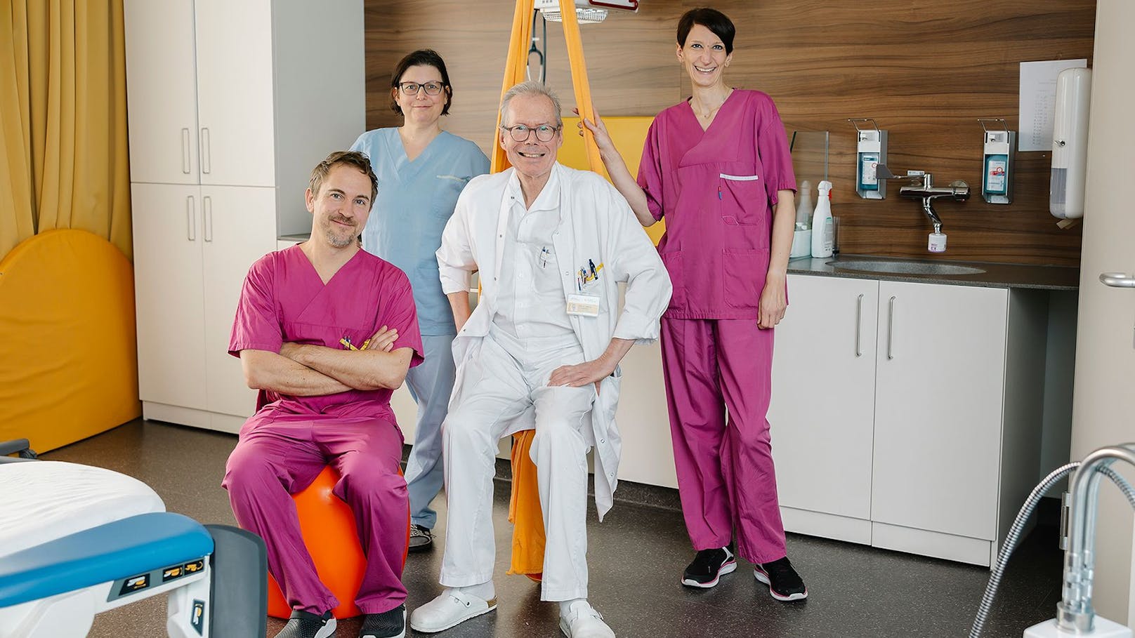 Das Leitungsteam des Eltern-Kind-Zentrums (v.l.n.r.): Prim. Dr. Roland Berger (Leiter Kinderabteilung mit Neonatologie), Birgit Krenauer, BSc. (Stellvertretende leitende Hebamme), Prim. Dr. Andreas Brandstetter (Leiter Gynäkologie &amp; Geburtshilfe), Brigitte Falli (Bereichsleiterin Pflege)