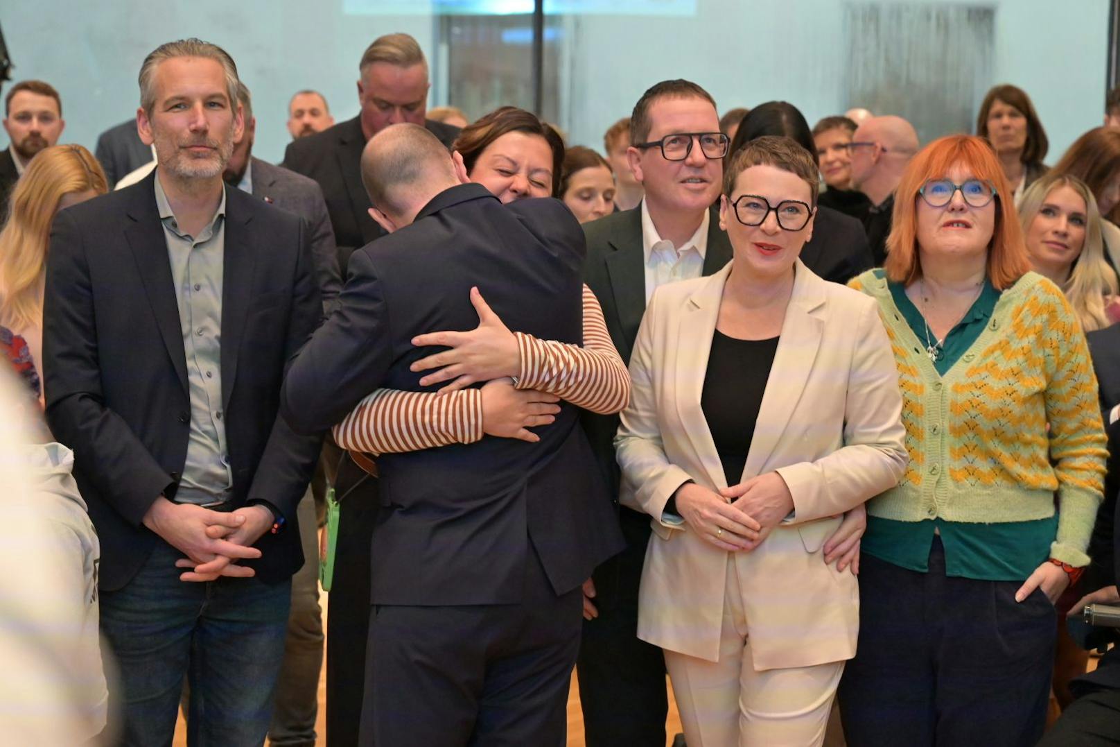 Impressionen vom Wahlfinale im Alten Linzer Rathaus, wo um 16.30 Uhr die erste Hochrechnung präsentiert wurde.