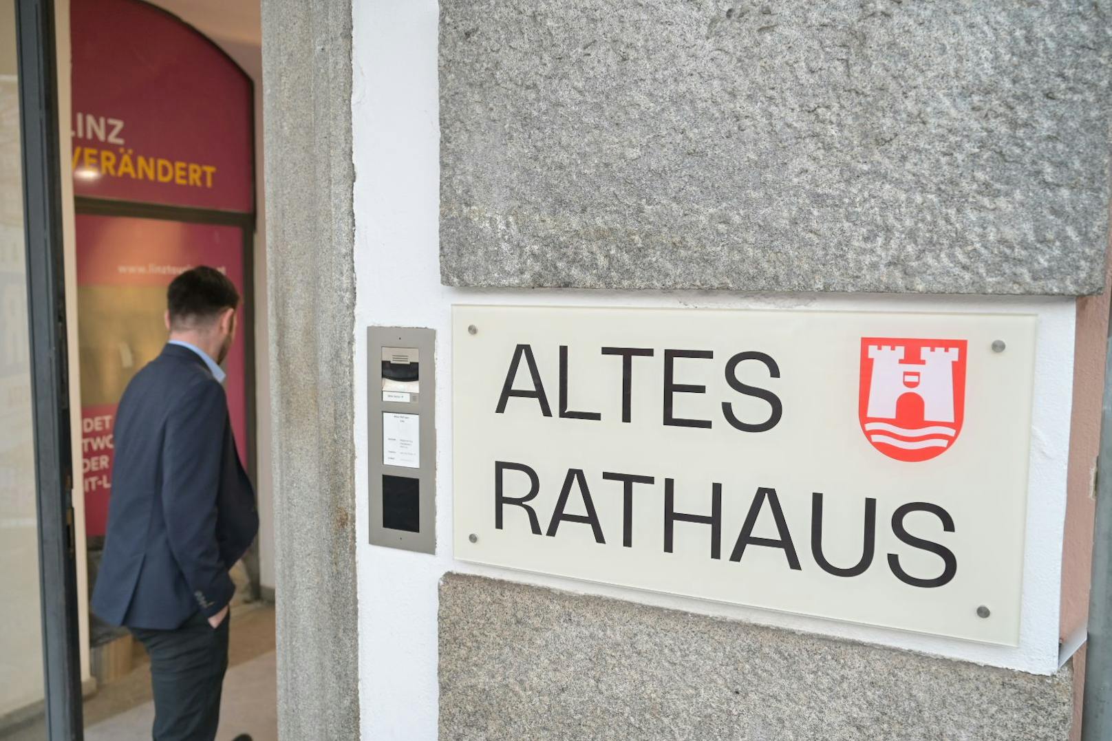 Impressionen vom Wahlfinale im Alten Linzer Rathaus, wo um 16.30 Uhr die erste Hochrechnung präsentiert wurde.