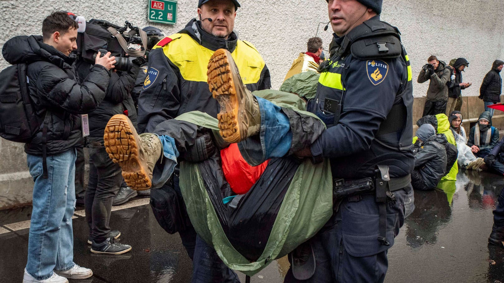 Rund 700 Klimaaktivisten bei Protestaktion festgenommen