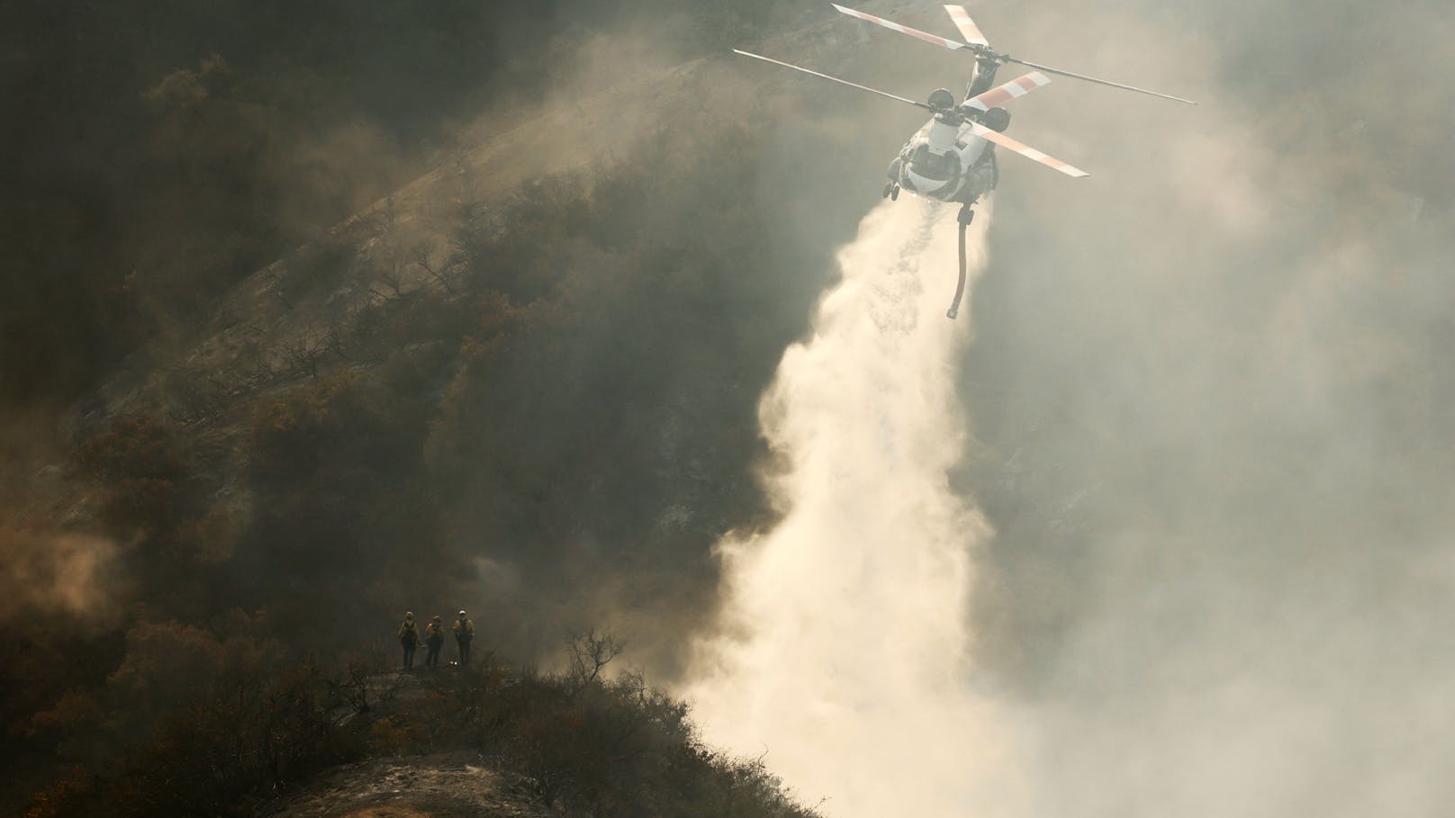 Auch am Samstag bekämpfen Feuerwehrleute noch immer mehrere Brandherde, wie hier das Palisades-Feuer in Los Angeles County.