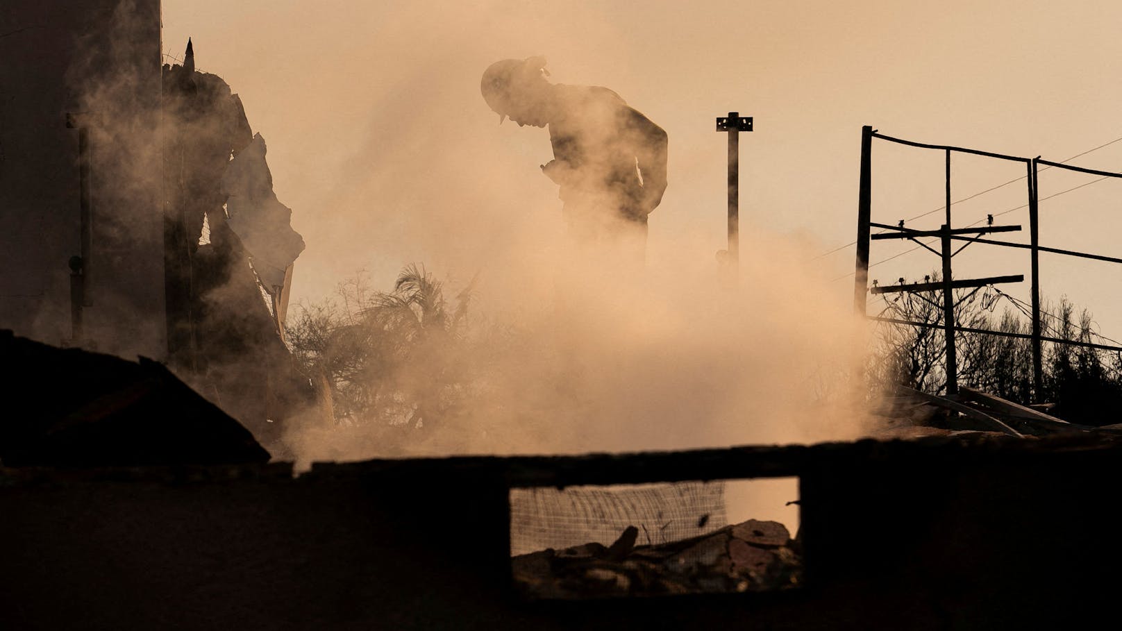 Auch am Samstag bekämpfen Feuerwehrleute noch immer mehrere Brandherde, wie hier das Palisades-Feuer in Los Angeles County.