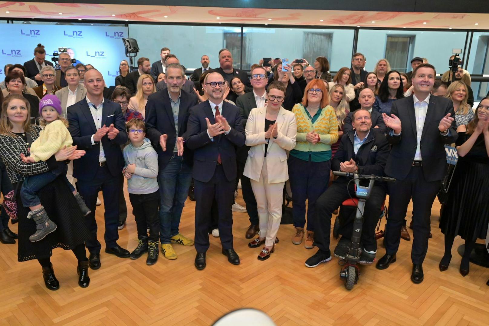 Impressionen vom Wahlfinale im Alten Linzer Rathaus, wo um 16.30 Uhr die erste Hochrechnung präsentiert wurde.