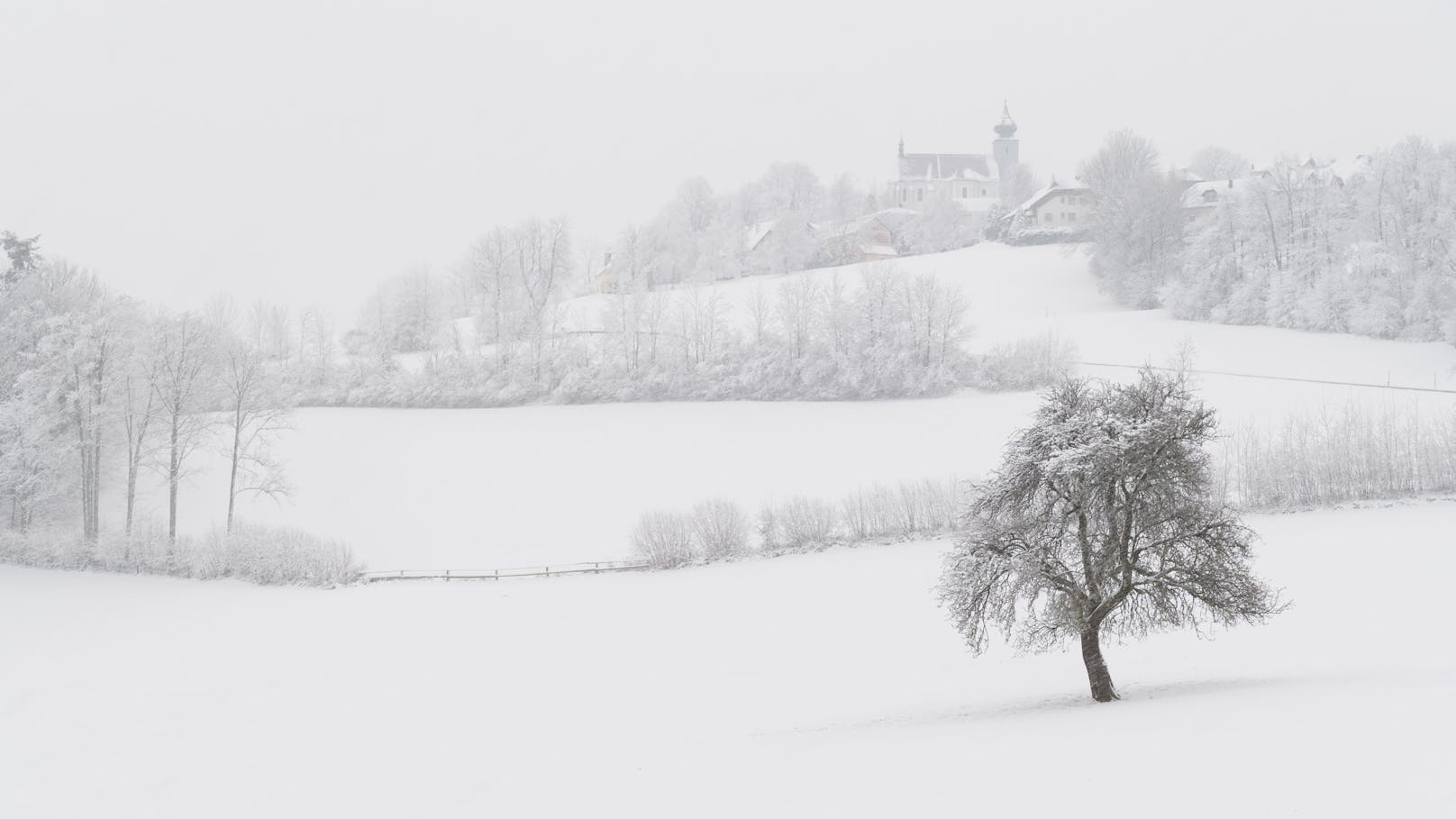 Polare Kaltluft bringt nun auch wieder etwas Schnee ins Land. (Symbolbild)