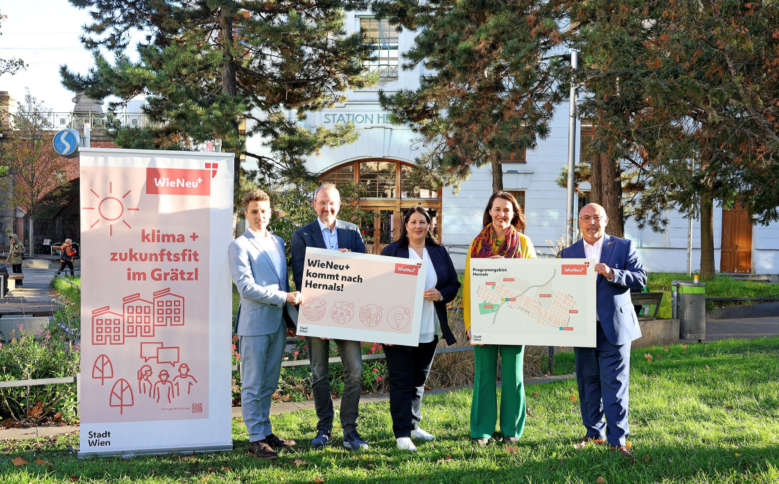Gruppenleiter WieNeu+ Stephan Hartmann, Leiter MA 25, Otto Eckl, Vizebürgermeisterin und Wohnbaustadträtin Kathrin Gaál (SPÖ), Wohnbausprecherin Selma Arapovic (Neos) und Bezirksvorsteher Hernals, Peter Jagsch (SPÖ), bei der Präsentation der Initiative (v.l.)