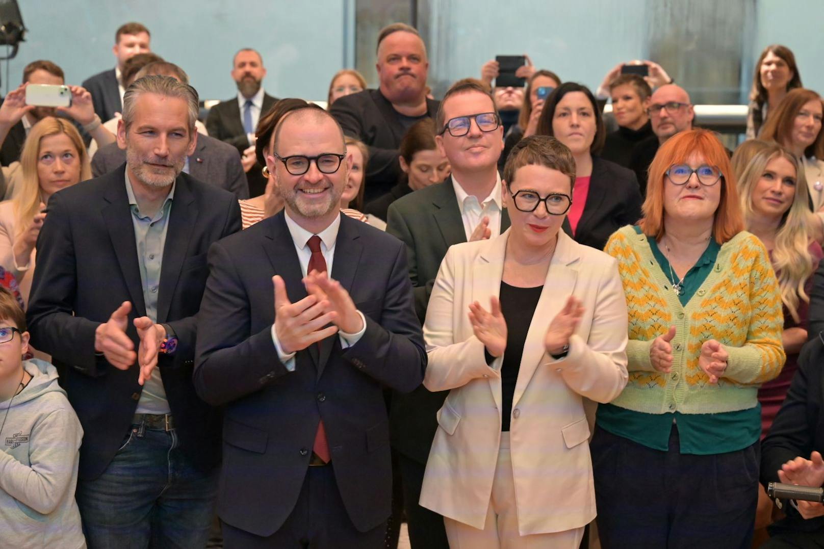 Impressionen vom Wahlfinale im Alten Linzer Rathaus, wo um 16.30 Uhr die erste Hochrechnung präsentiert wurde.