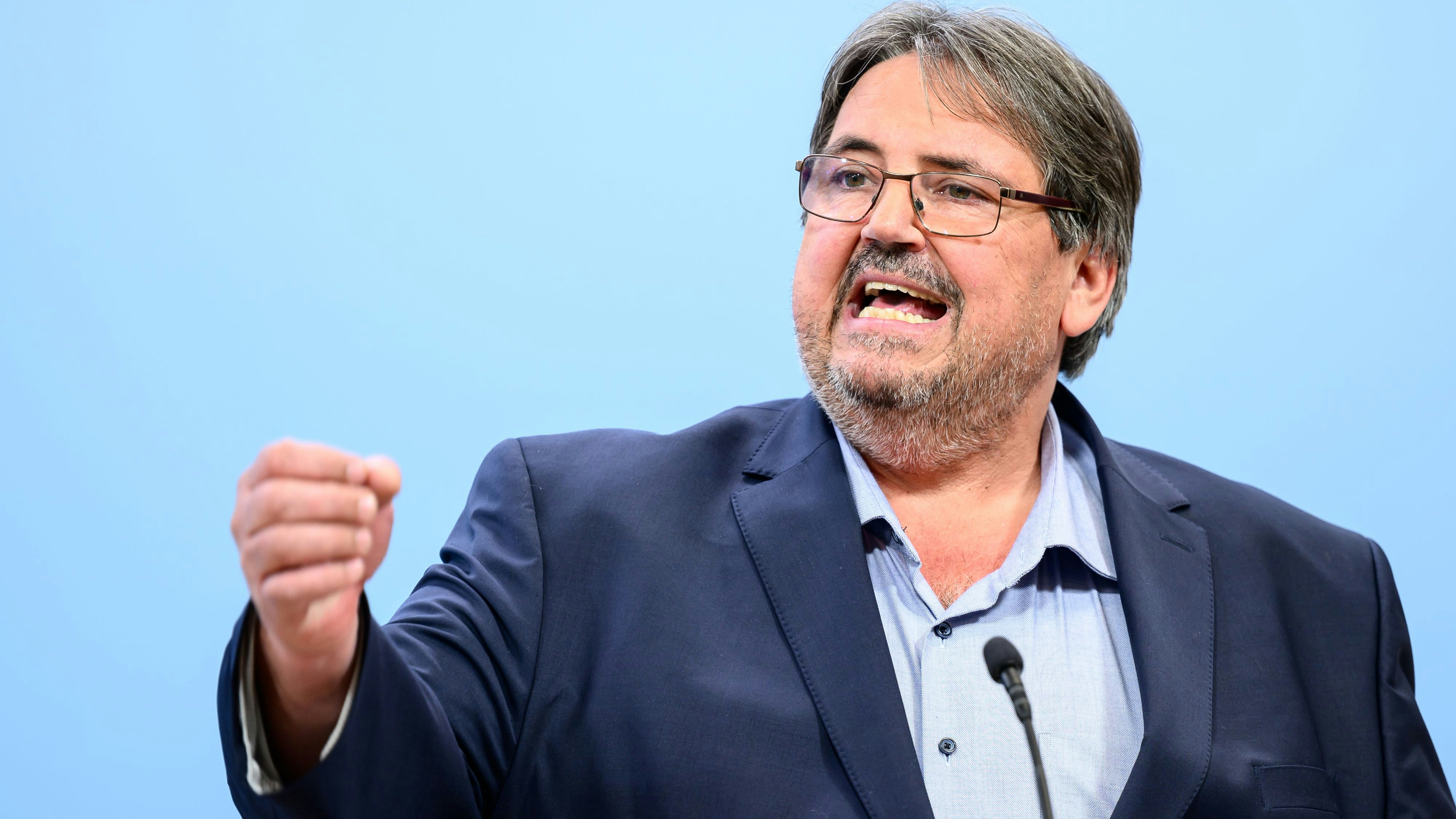 SPÖ-Sozialsprecher Josef Muchitsch bei einem Statements zu den geplatzten Ampel-Verhandlungen am 3. Jänner 2025 in Wien.