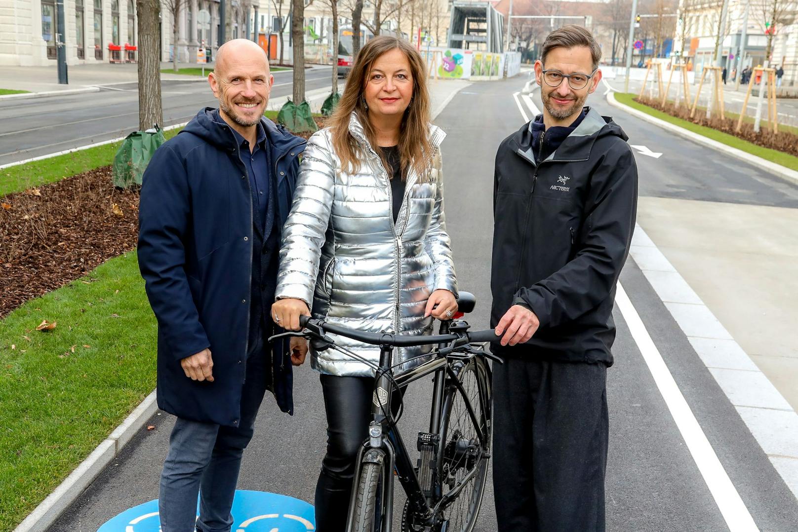 Strin. Sima eröffnet die neuegestaltete Universitätsstraße.