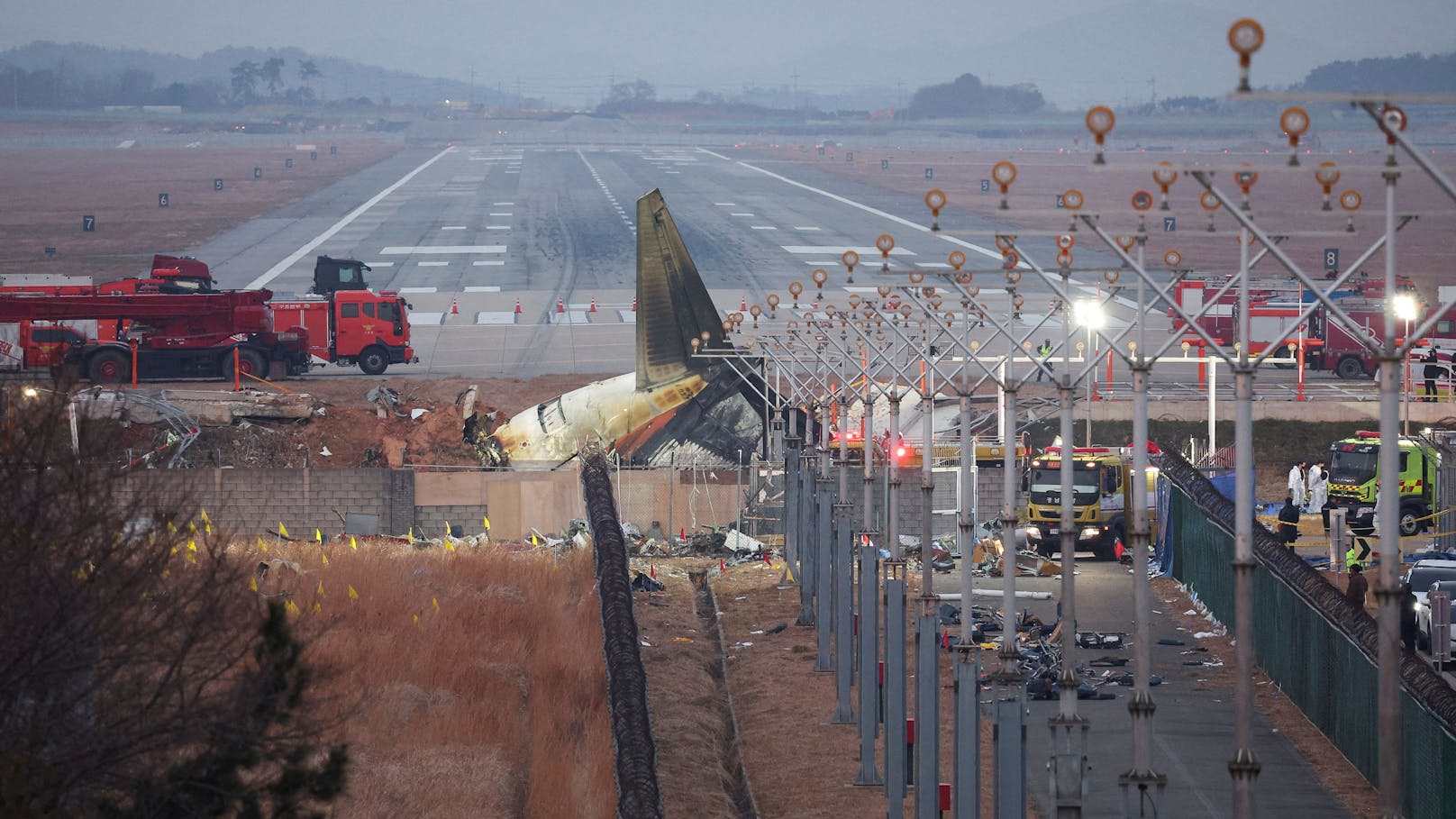 Das Wrack des Flugzeugs der Jeju Air, das von der Landebahn abgekommen und abgestürzt ist, liegt auf dem internationalen Flughafen Muan.