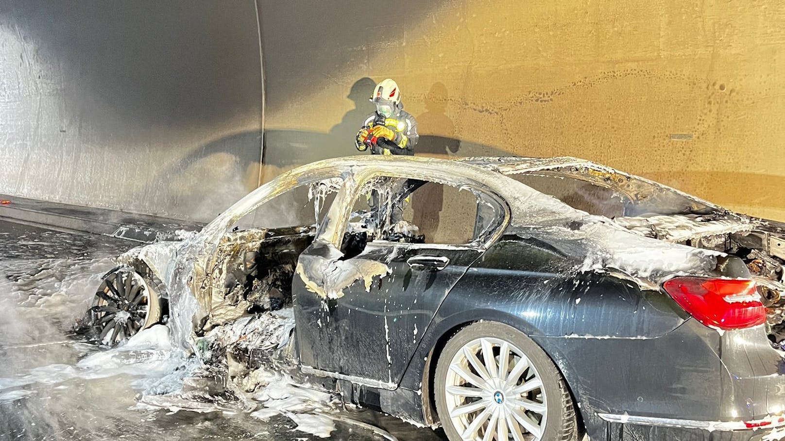 Auto in Flammen – 200 Leute aus Tunnel evakuiert