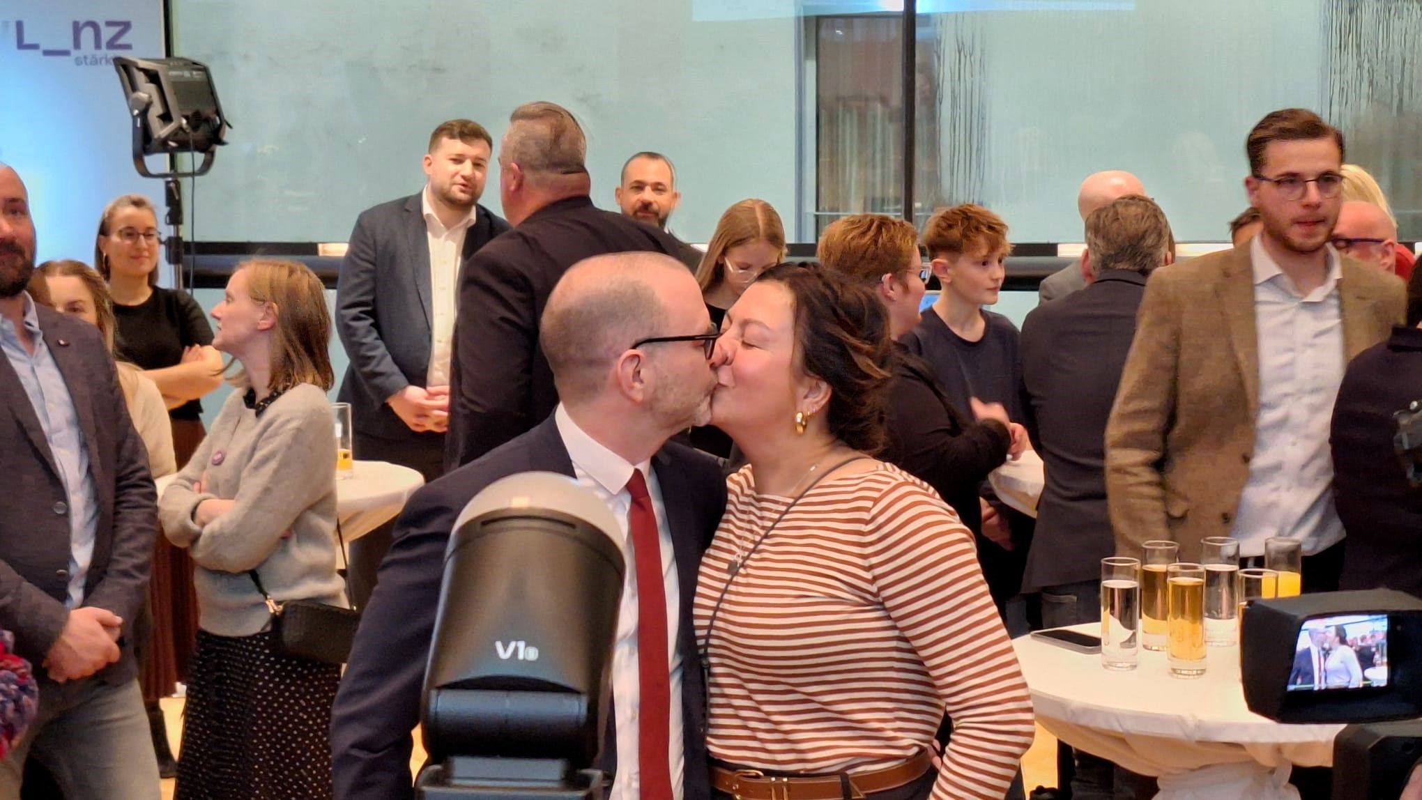 Bussi für Didi: SPÖ-Kandidat Prammer wurde von seiner Lebensgefährtin innig beglückwünscht.