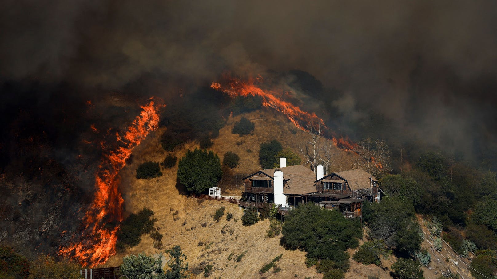 Rauch- und Feuerschwaden des Palisades Fire am Mandeville Canyon in Los Angeles.