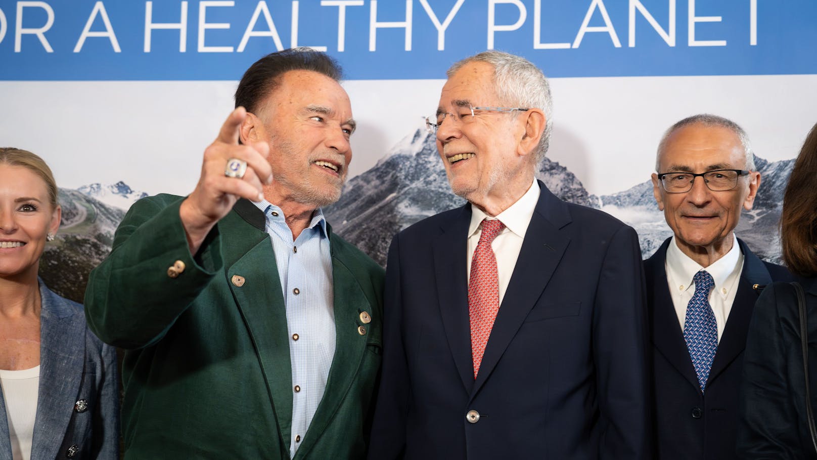 Arnold Schwarzenegger mit Alexander Van der Bellen bei der "Austrian World Summit" 2024.